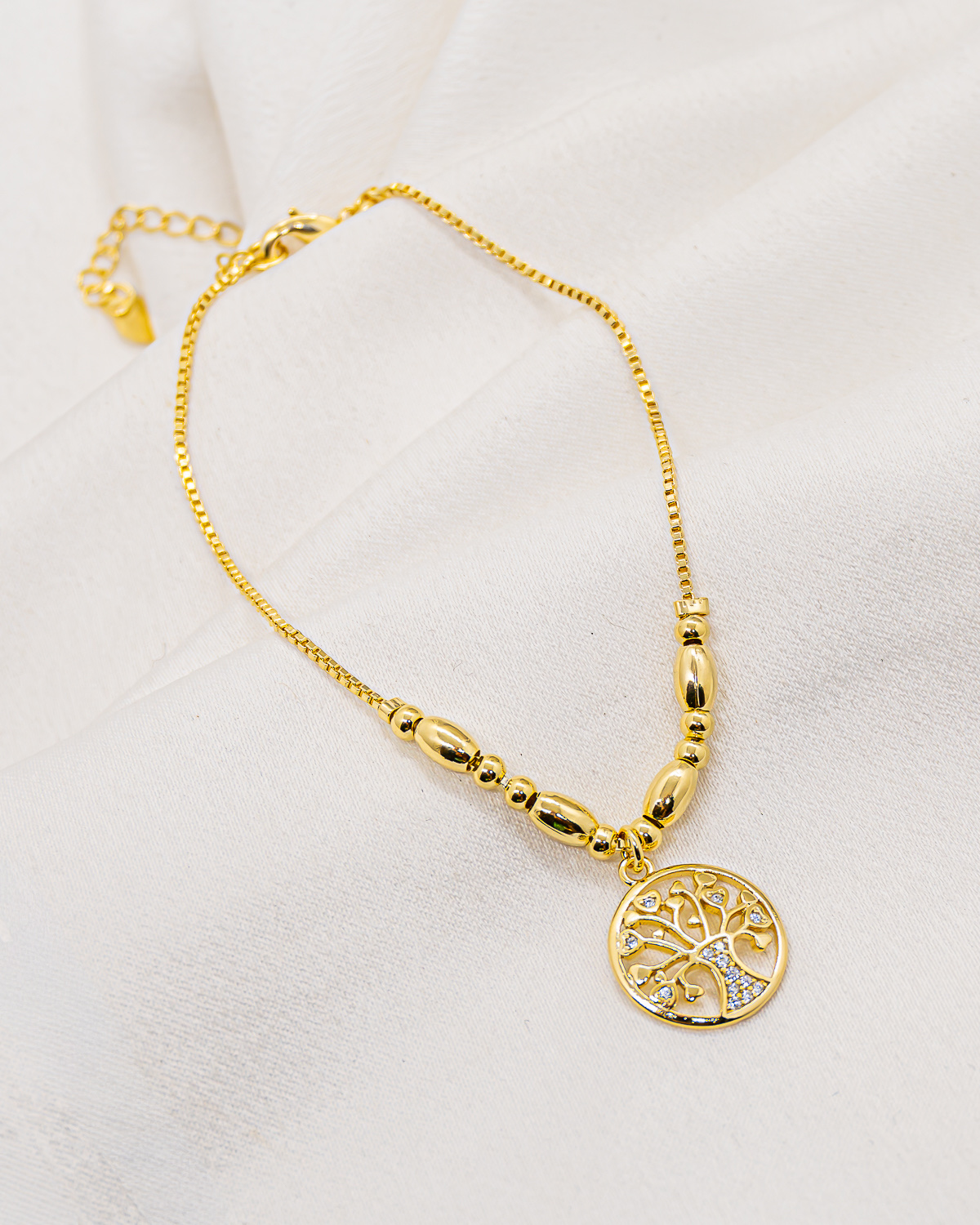 Bracelet doré fin avec petites billes lisses et médaillon rond ajouré en arbre de vie