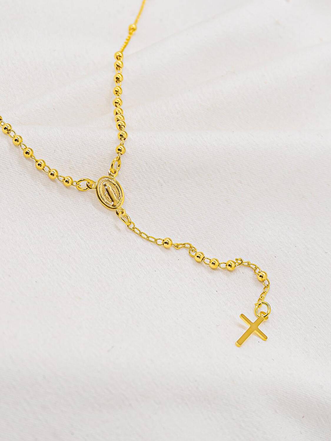 Collier chapelet doré à petites boules, petite médaille ovale gravée et croix lisse
