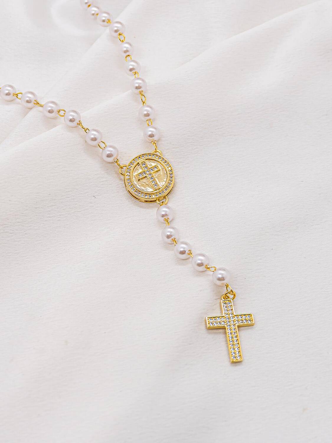 Collier chapelet de perles blanches avec médaille ronde à croix sertie et grande croix dorée
