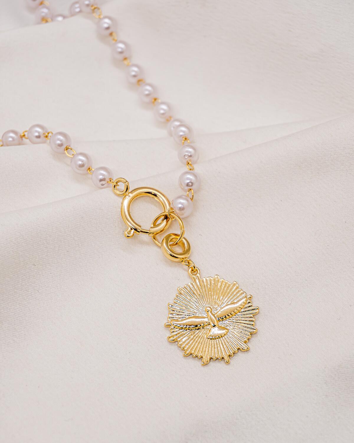 Collier de perles blanches avec fermoir en anneau doré et médaille de colombe rayonnante