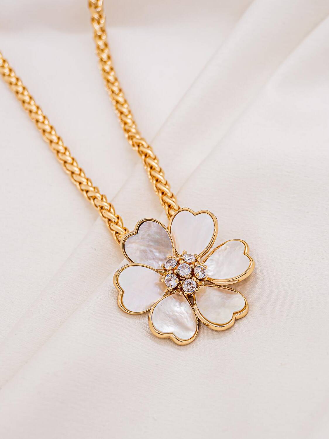Collier doré à maille tressée, pendentif fleur aux pétales de nacre en cœur, centre serti