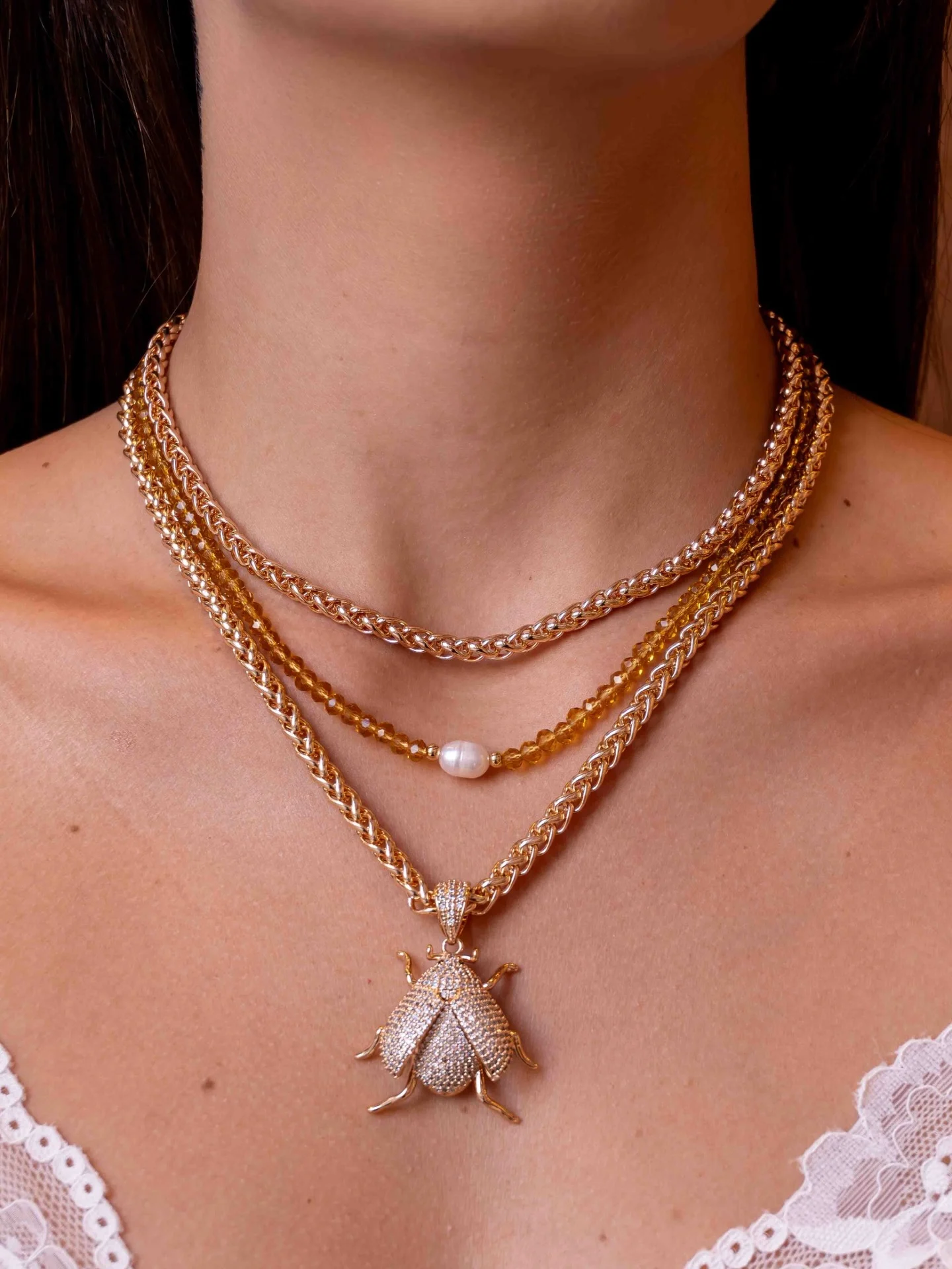 Collier entrelacé, scarabée serti, porté en gros plan, autre vue