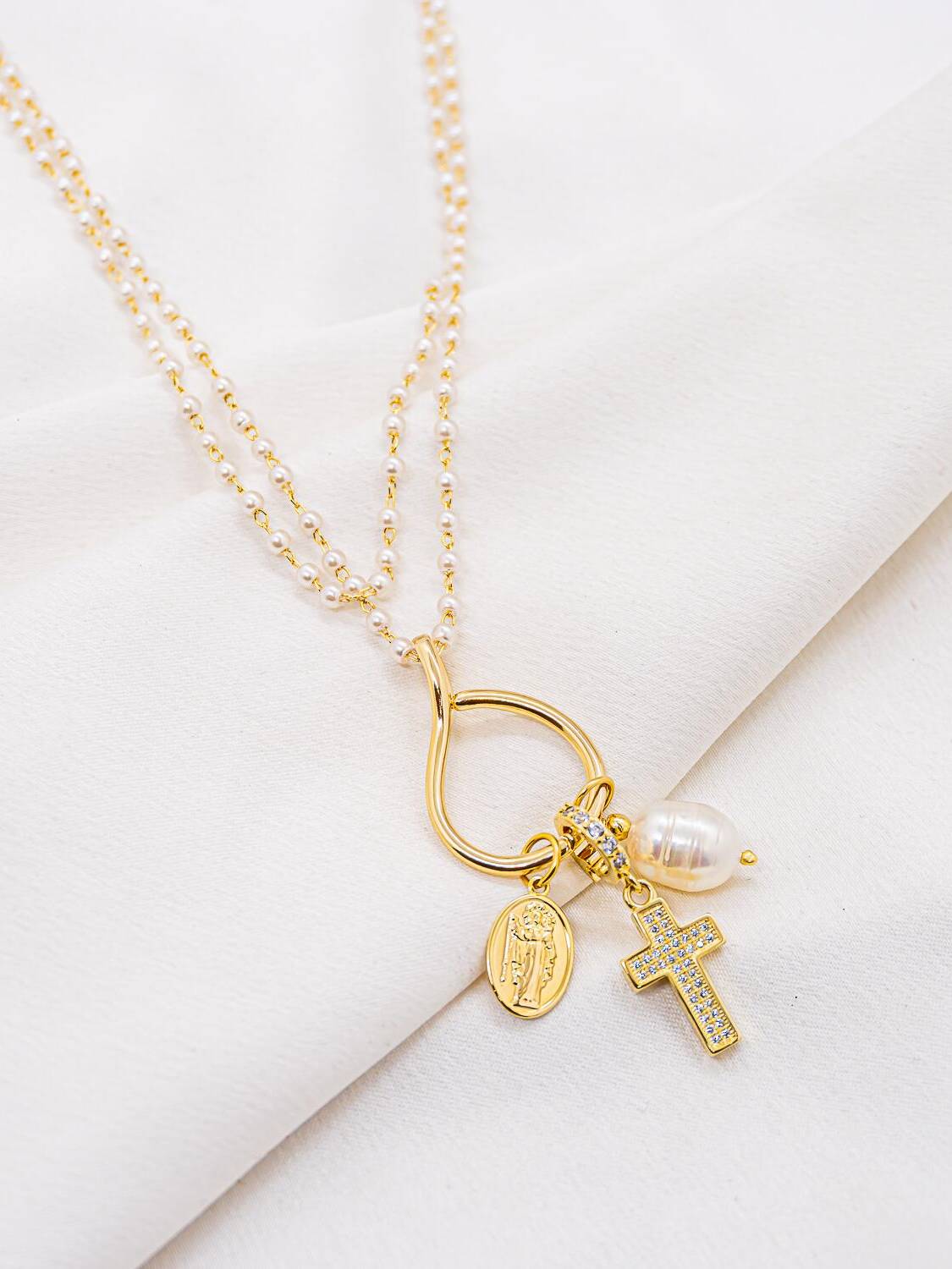 Collier long de petites perles, anneau ouvert avec médaille ovale, croix sertie et perle