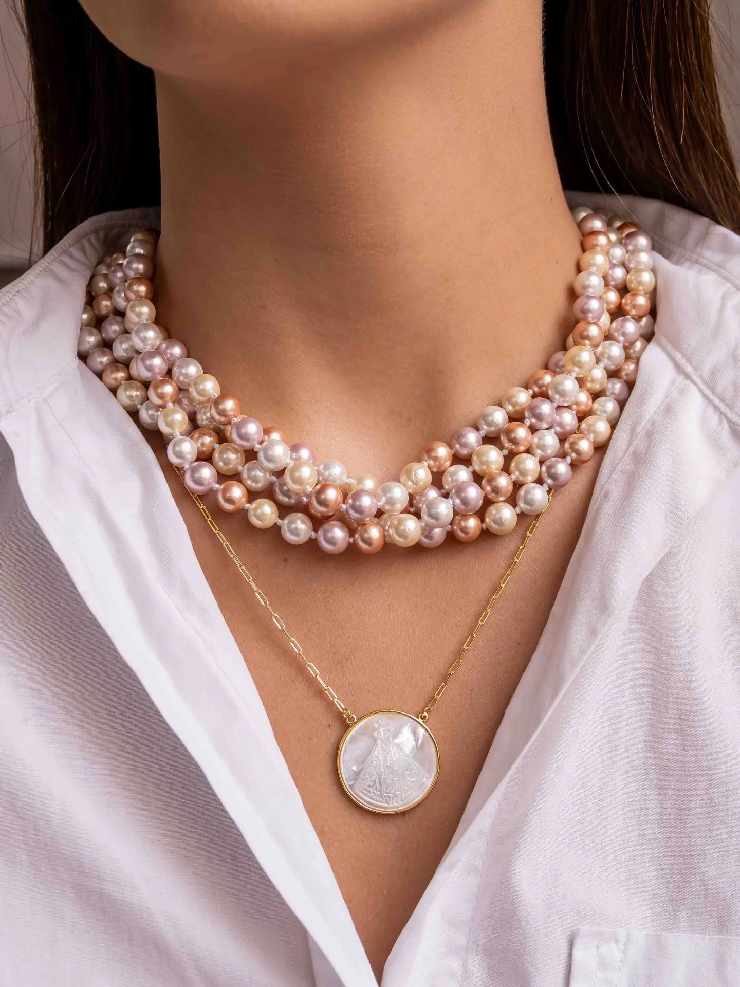 Collier maille ovale, pendentif rond Vierge en nacre, porté en gros plan, autre vue
