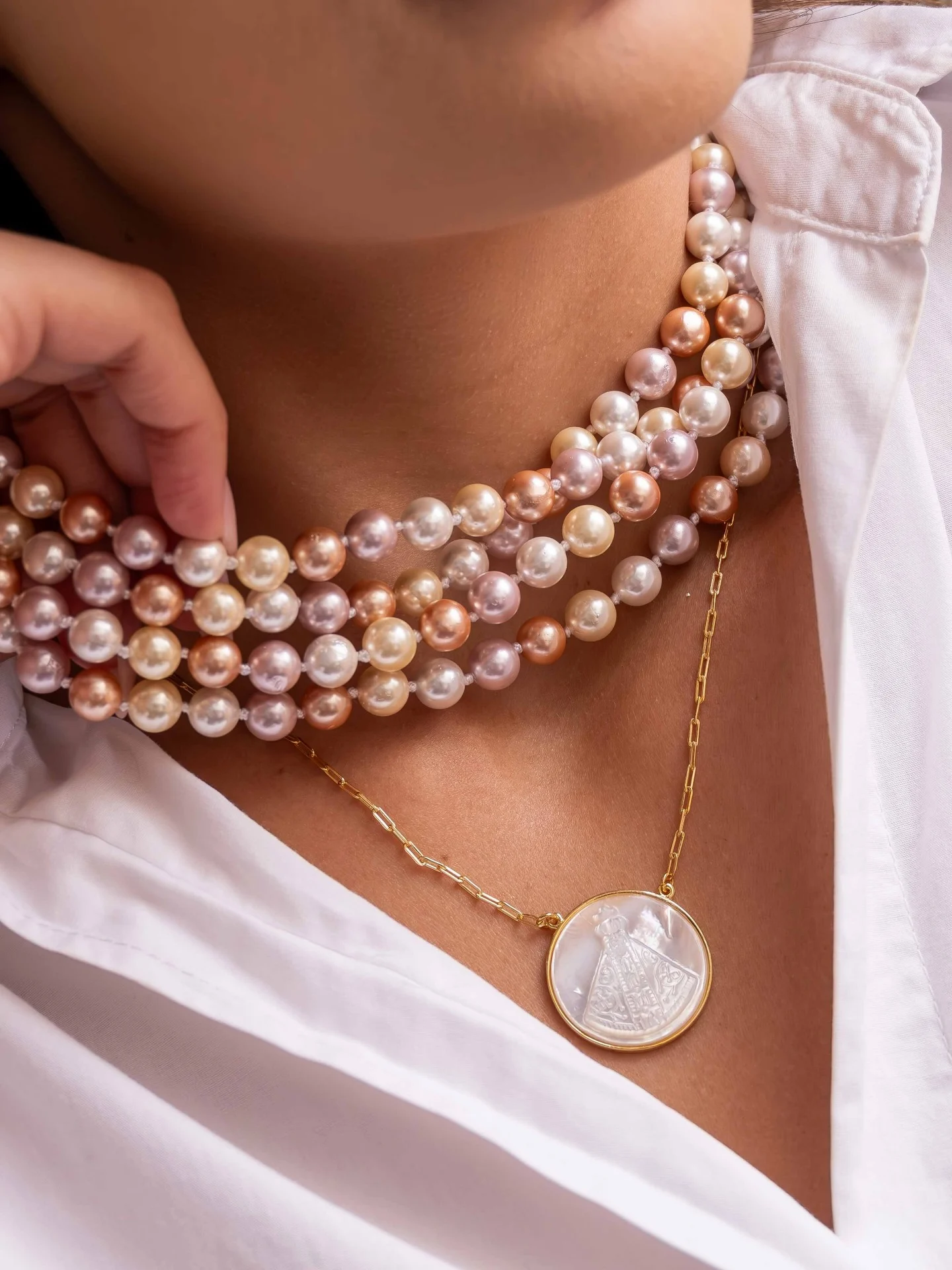 Collier maille ovale, pendentif rond Vierge en nacre, porté en gros plan