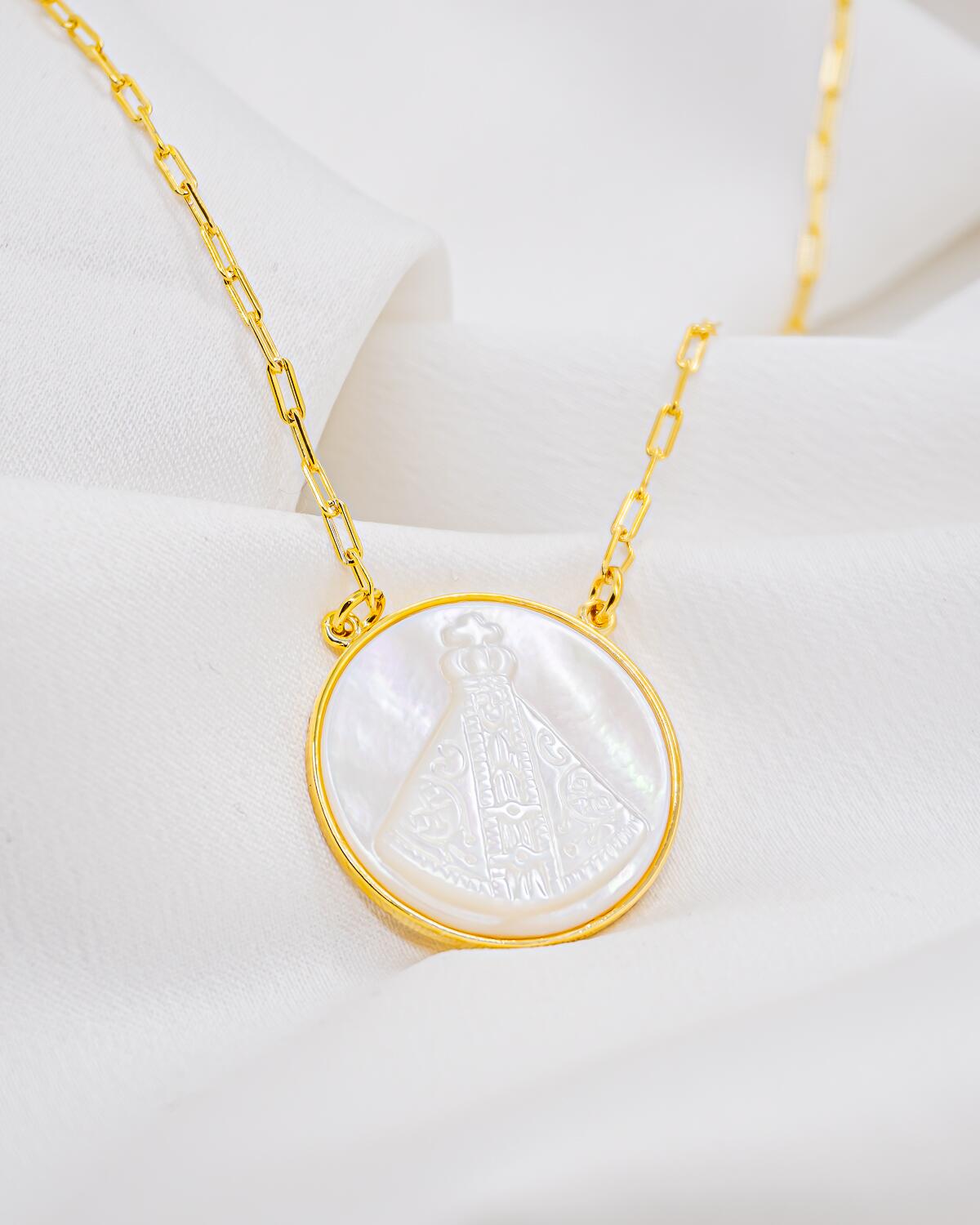 Pendentif rond en nacre avec Vierge couronnée gravée et cadre doré, sur chaîne à mailles allongées