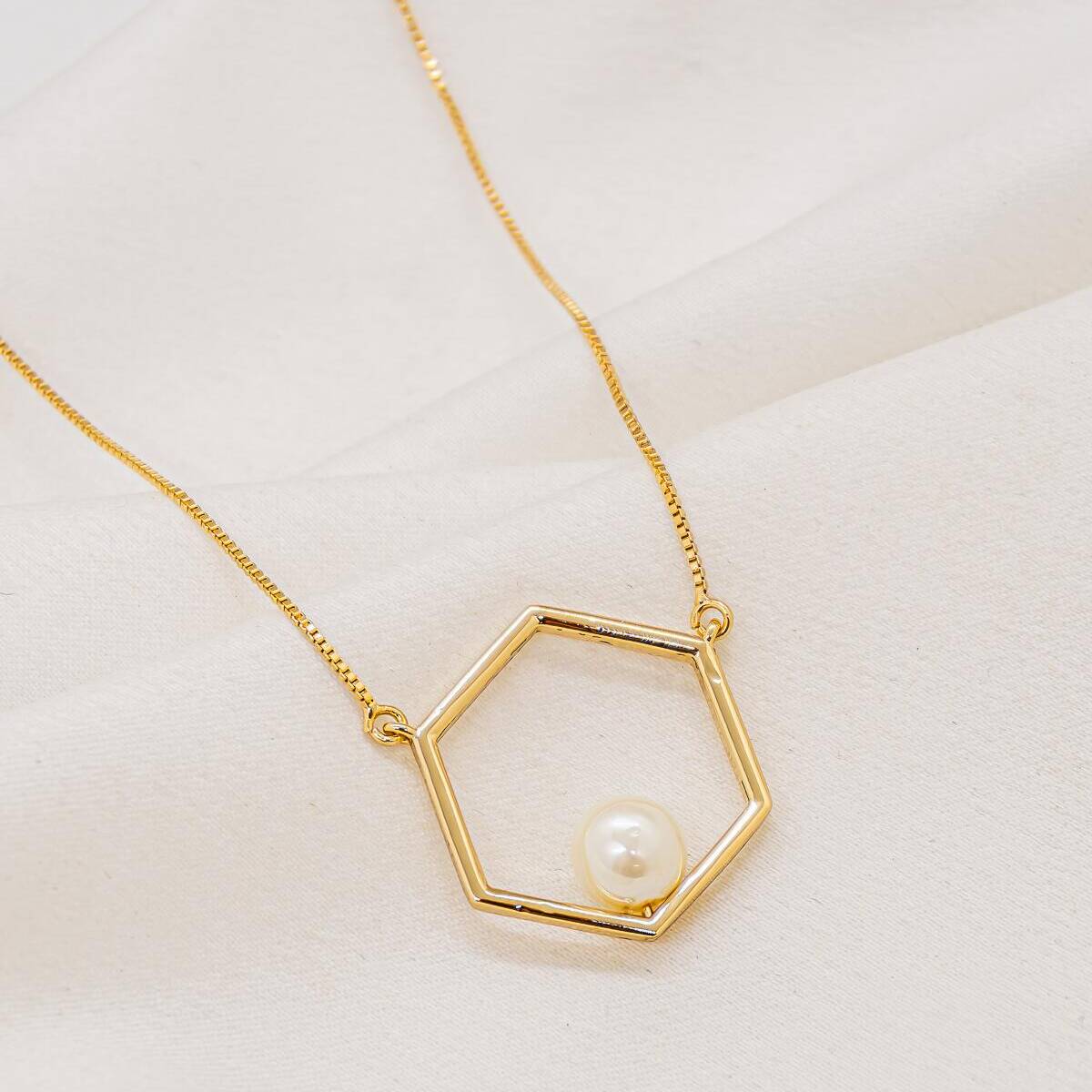 Gold Venetian chain necklace with openwork hexagon pendant and white pearl detail