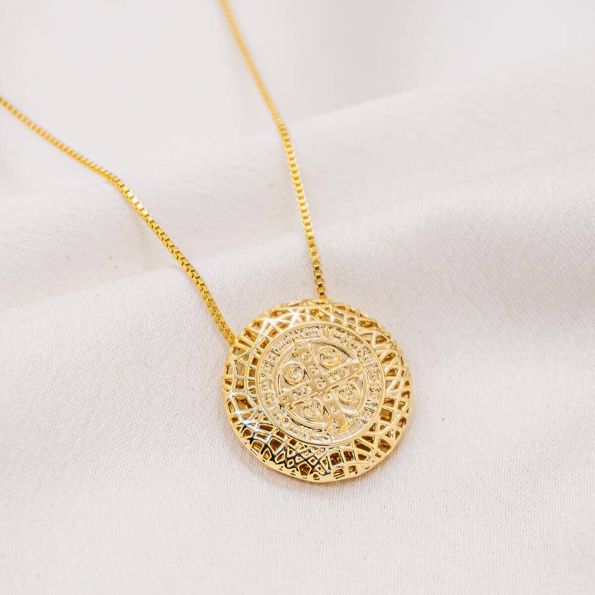 Gold Venetian chain necklace, round medal engraved with a cross in an openwork filigree frame