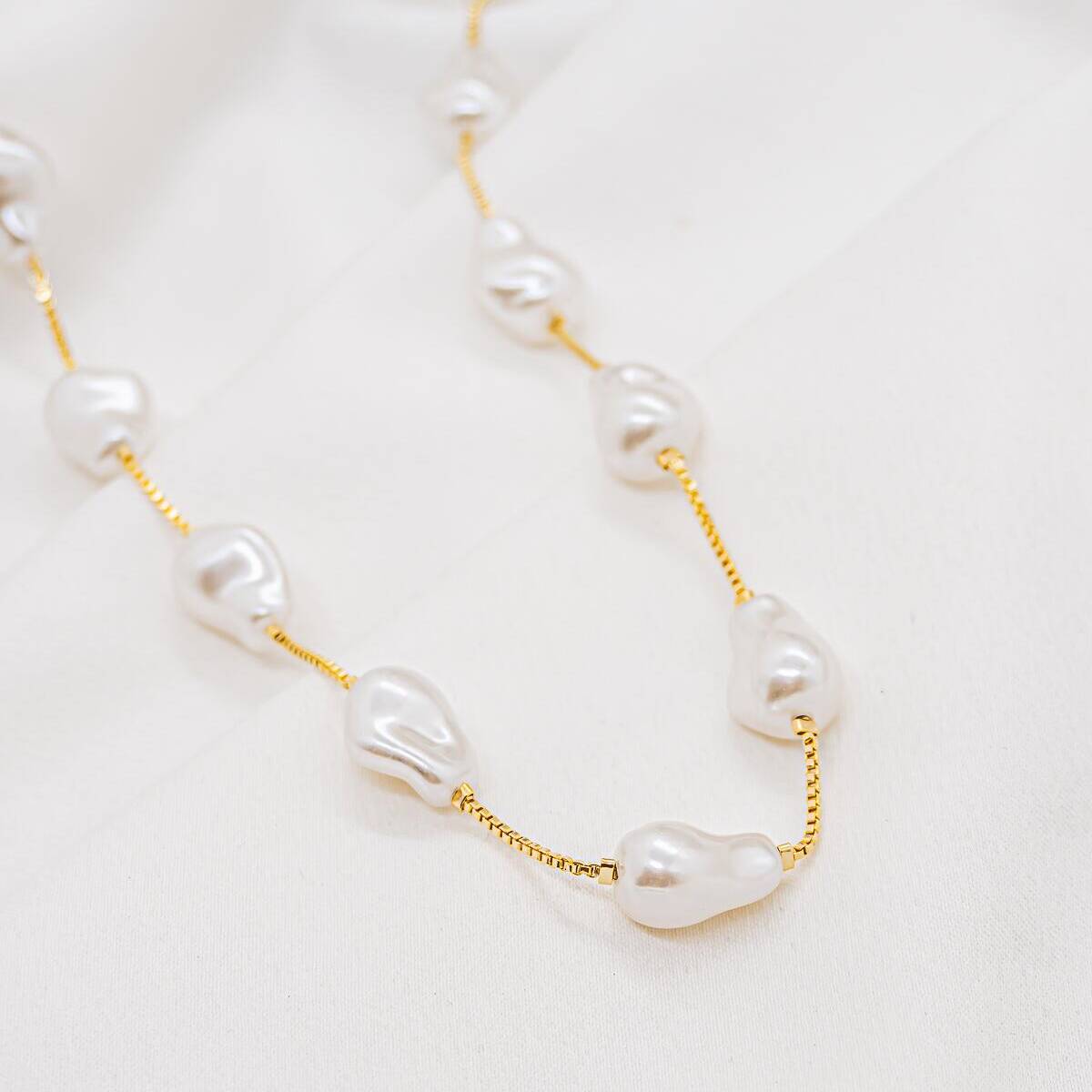 Golden Venetian Chain Necklace with Irregular White Baroque Pearls – Display
