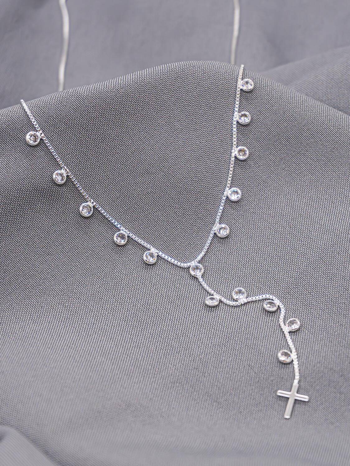 Collier argenté à maille vénitienne, petites pierres claires pendantes, chute en Y et croix lisse