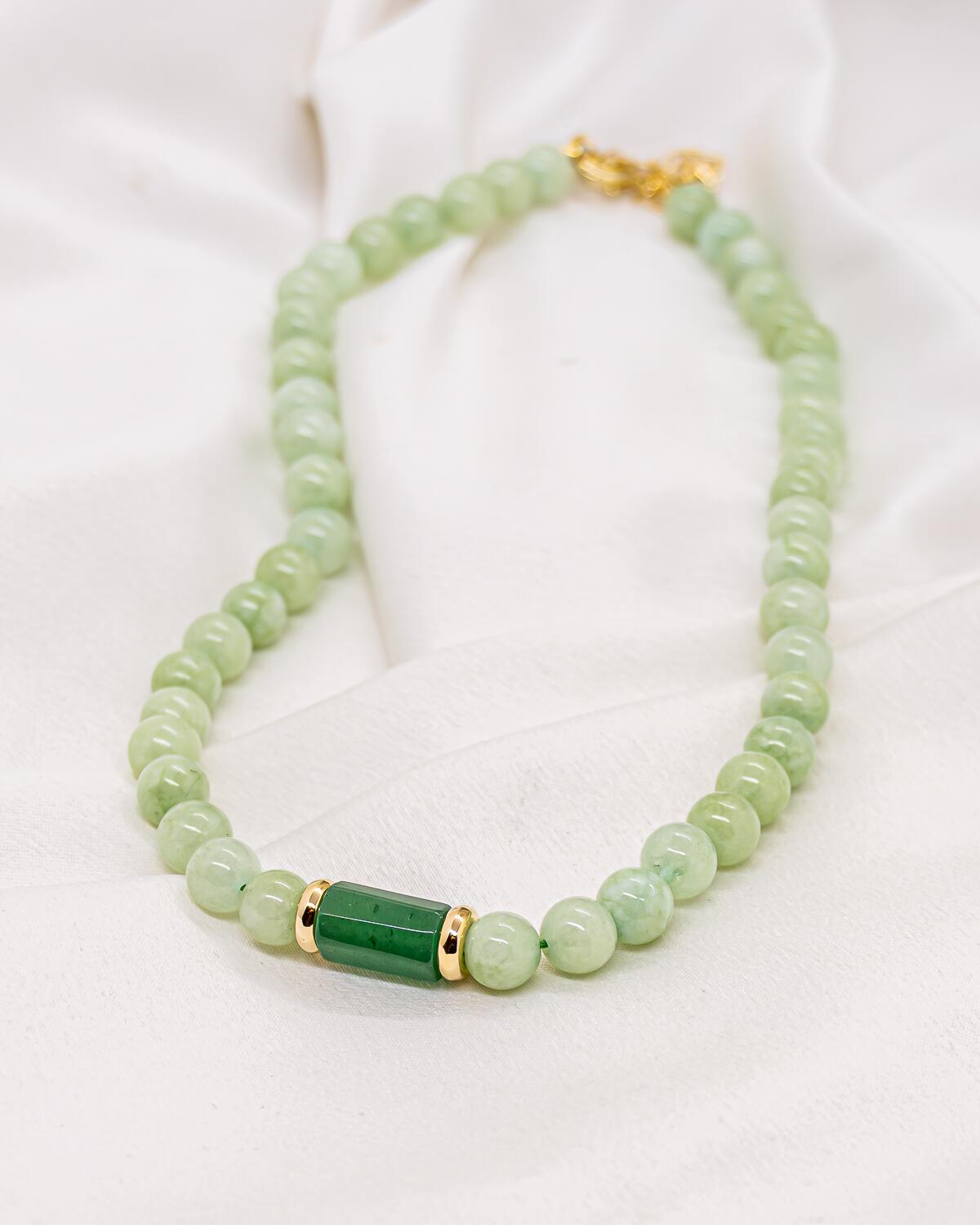 Collier de perles rondes en pierre verte avec pièce centrale cylindrique vert foncé et bagues dorées