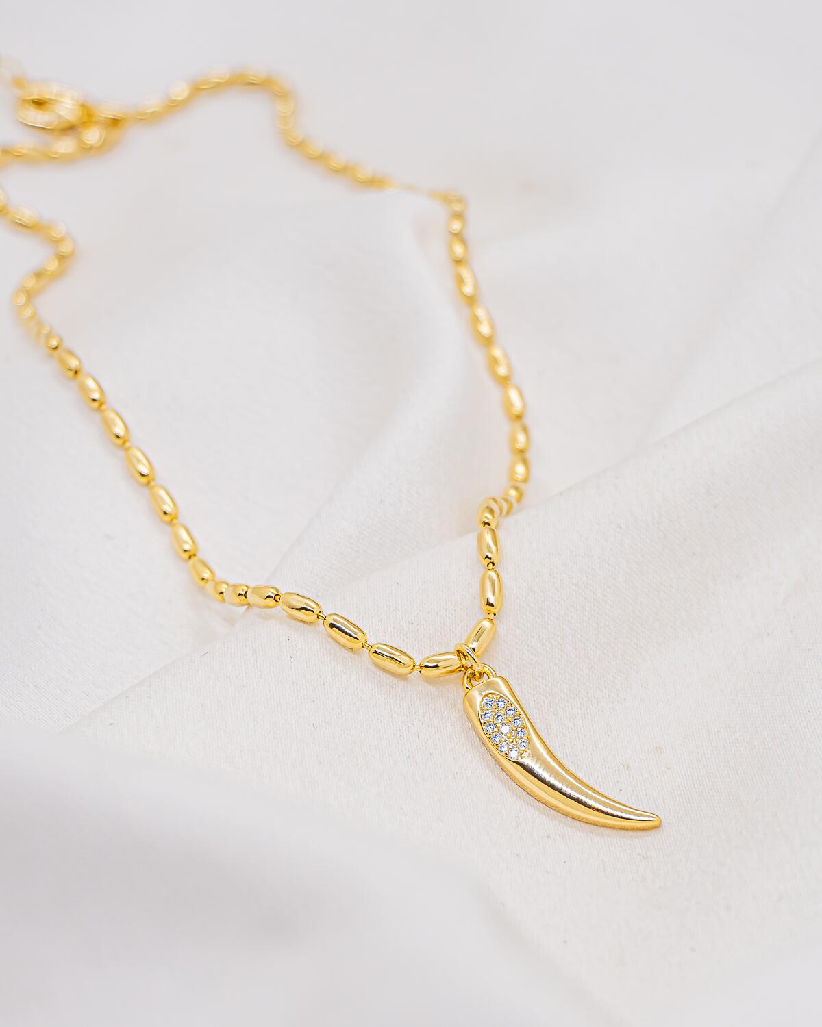Gold rice-chain choker with horn pendant set with clear stones