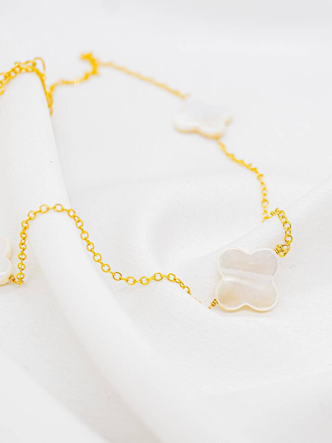 Collier ras-de-cou doré à fine chaîne et trèfles à quatre feuilles en nacre blanche