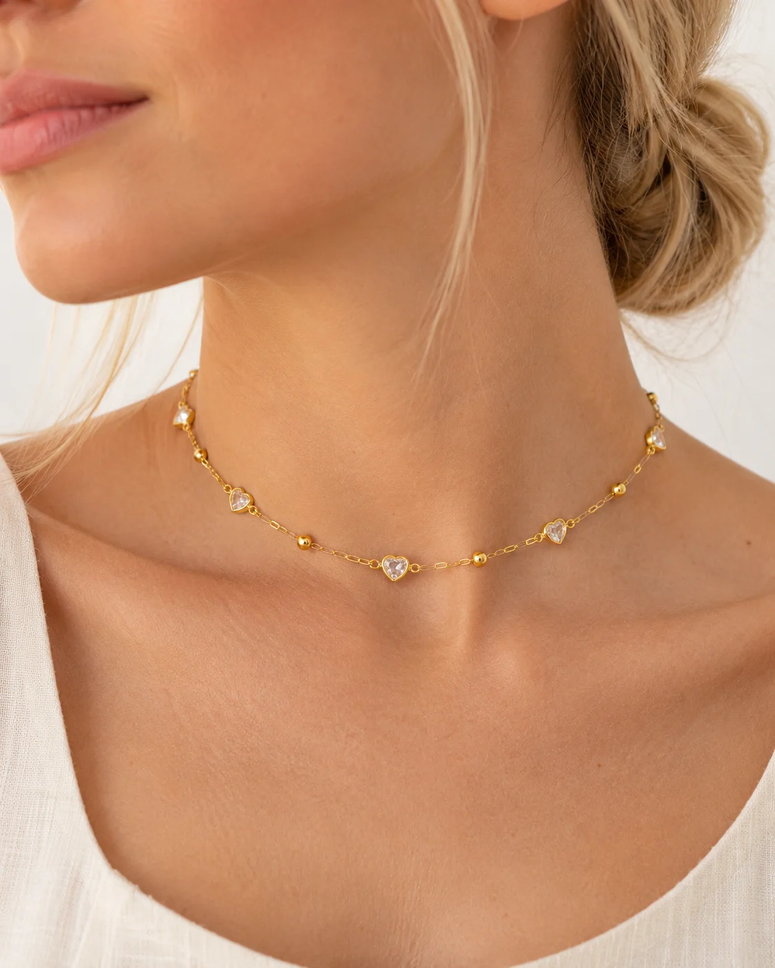 Collier ras-de-cou mini maillons, boules et zircons cœur, porté, vu de près