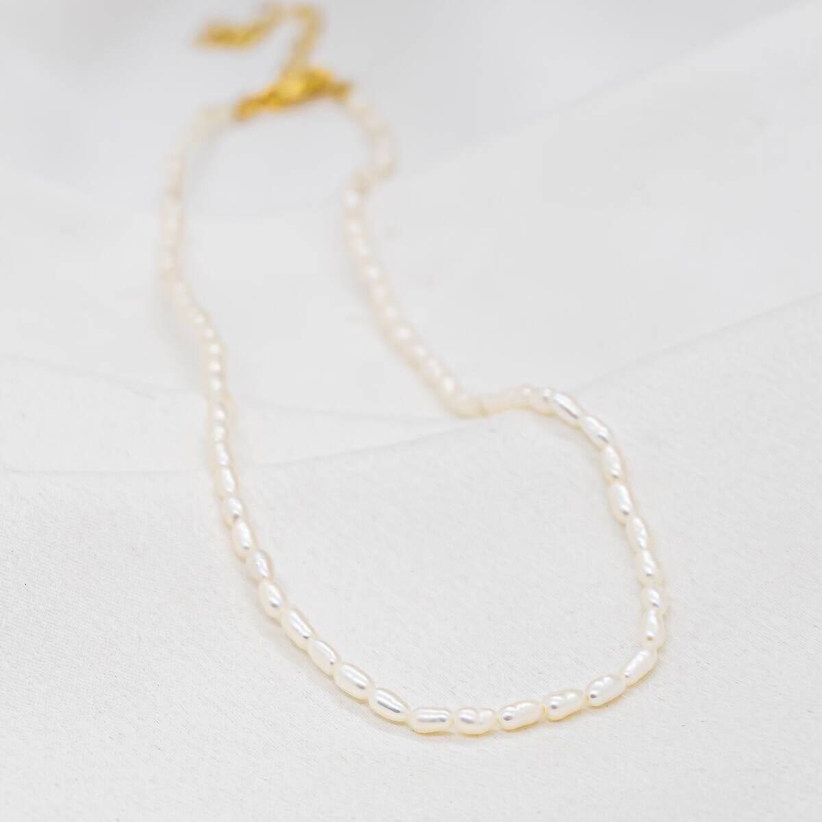 Choker Necklace, Oval Freshwater Mini Pearl – Display, White Fabric