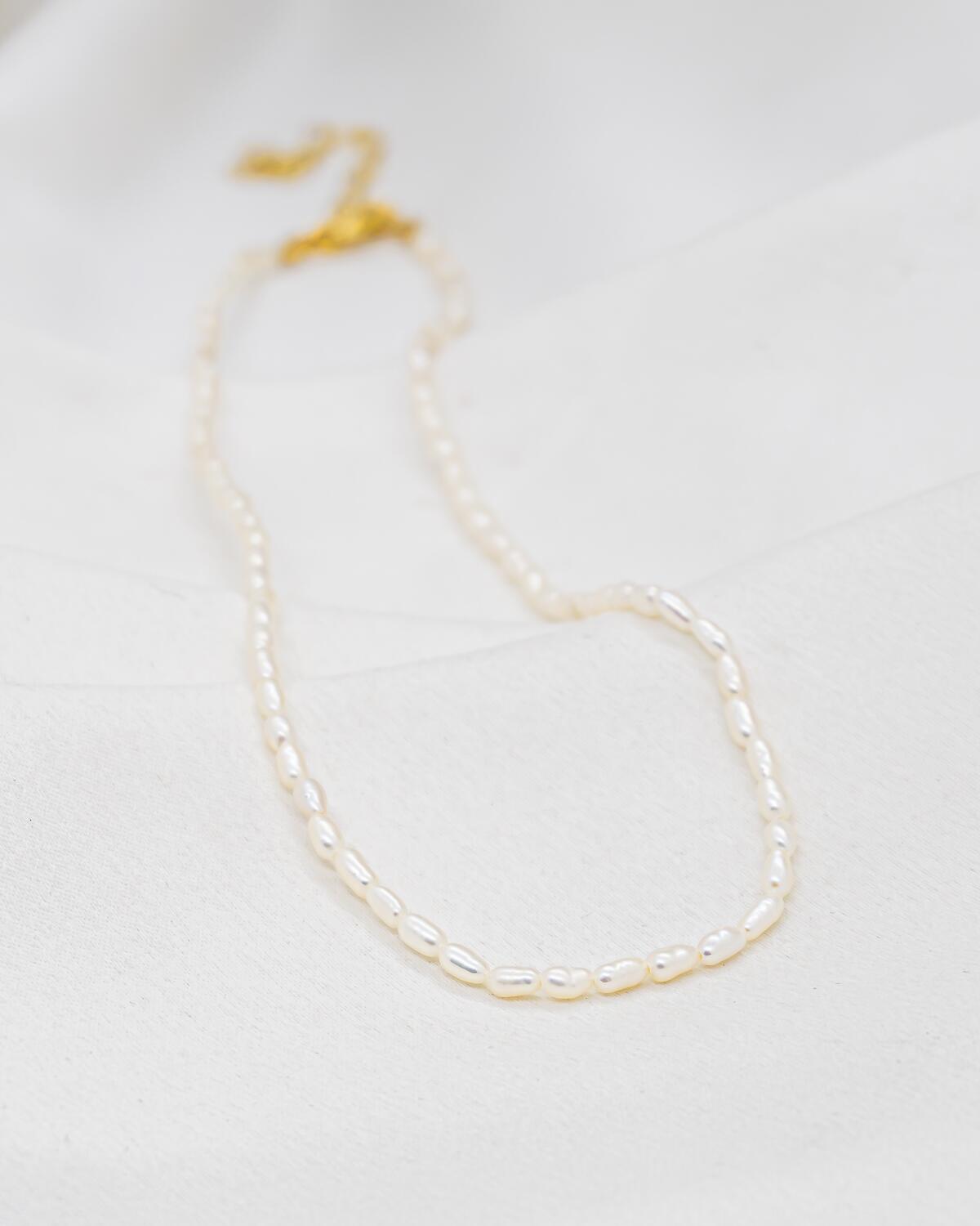 Choker Necklace, Oval Freshwater Mini Pearl – Display, White Fabric