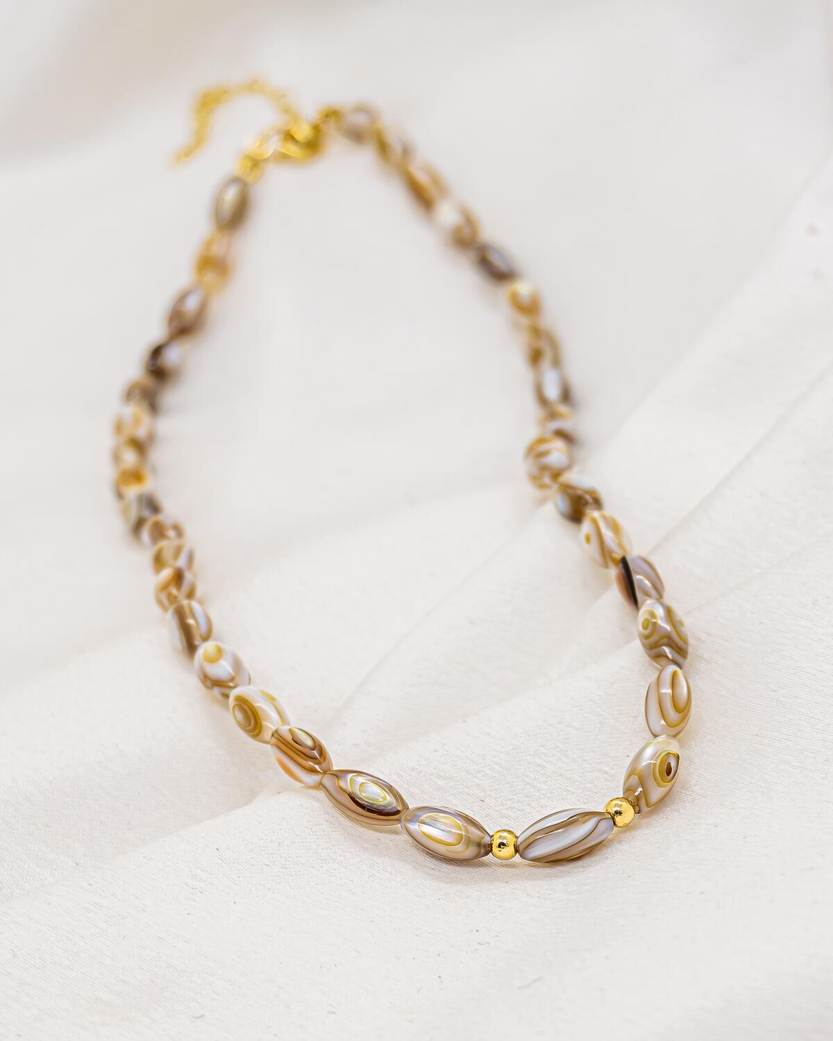 Caramel Oval Mother-of-Pearl Choker – Display