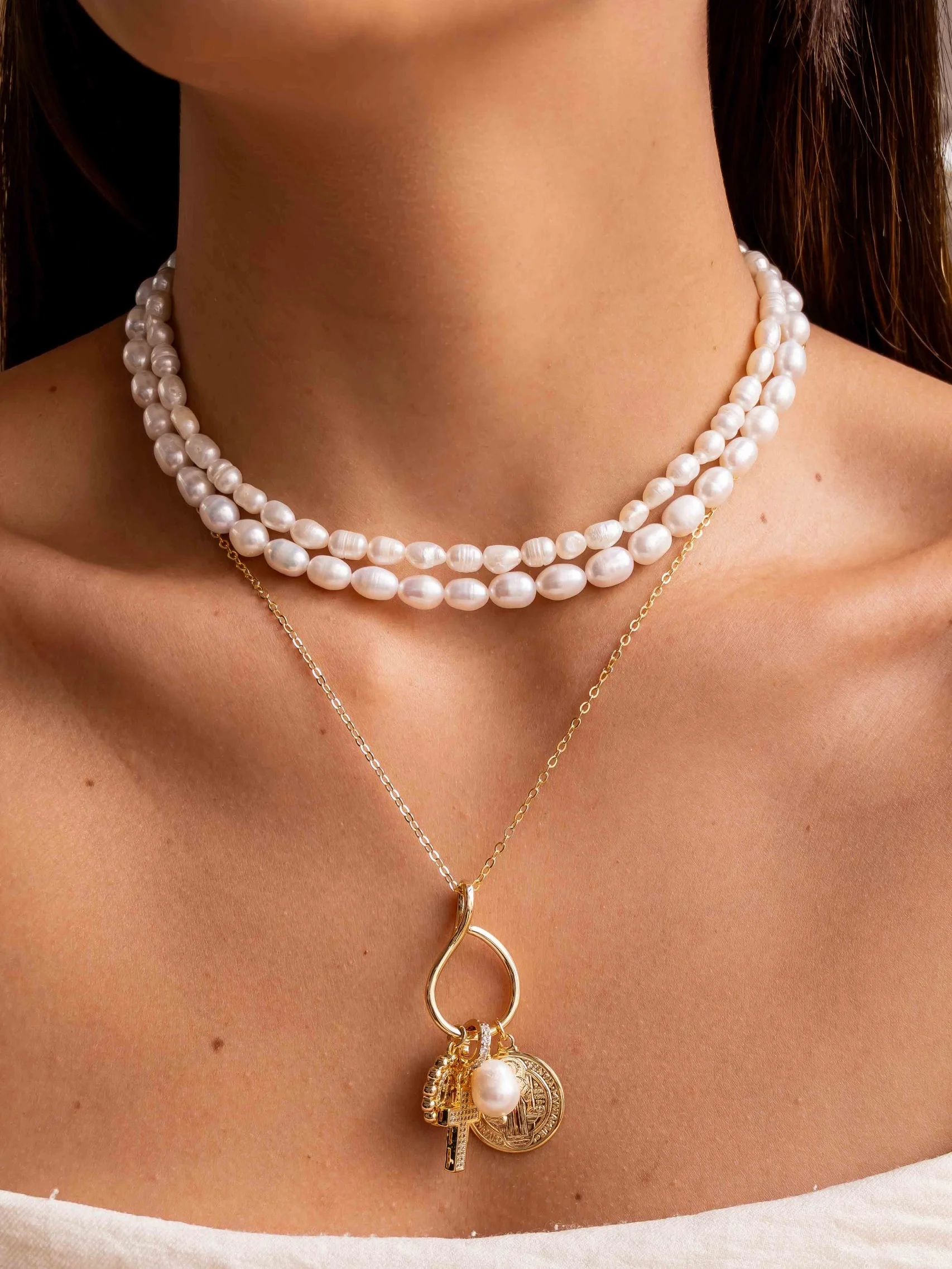 Collier ras-de-cou, perle d'eau douce ovale grande 4mm, porté en gros plan, autre vue