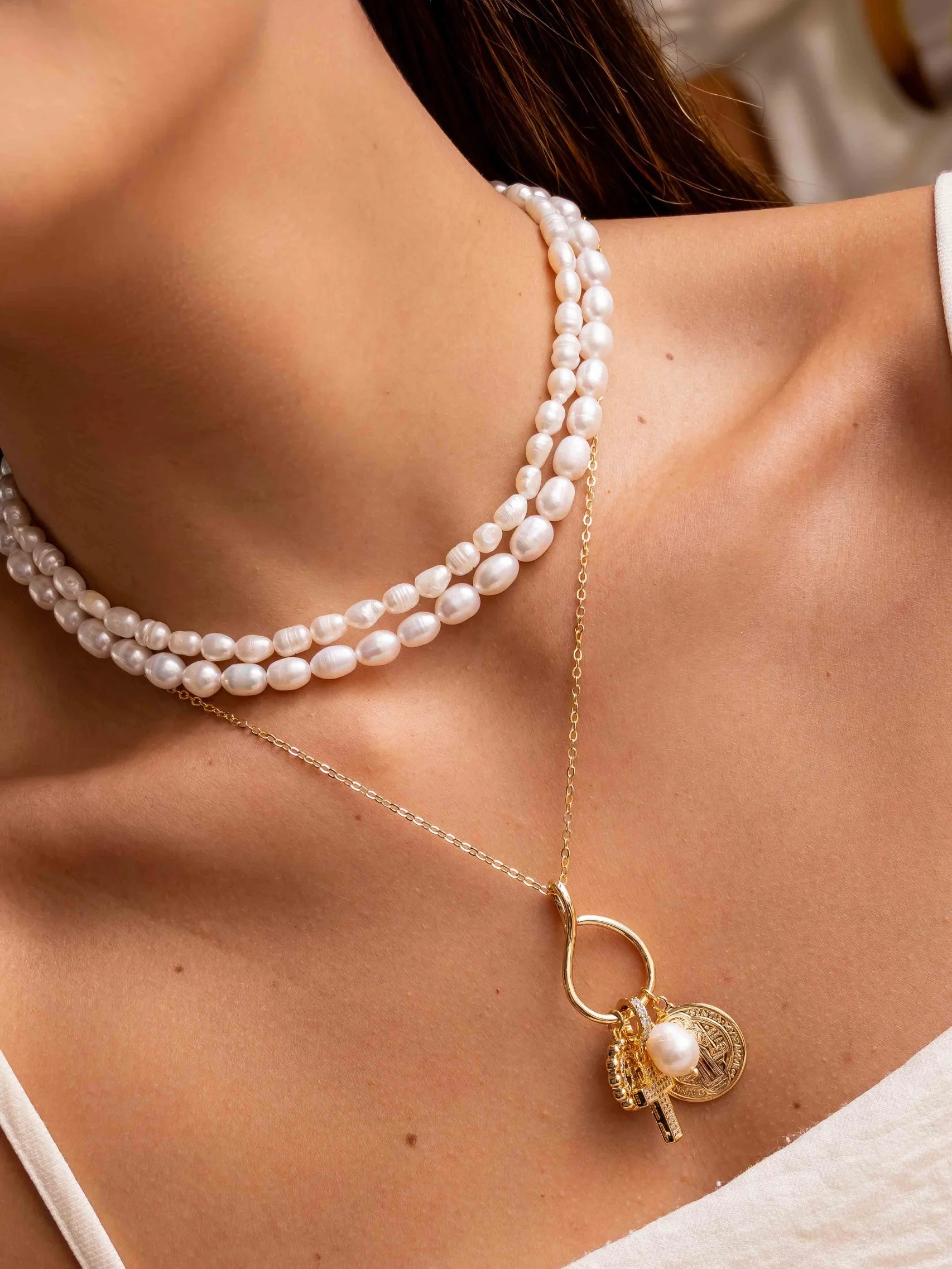 Collier ras-de-cou, perle d'eau douce ovale grande 4mm, porté en gros plan, autre vue