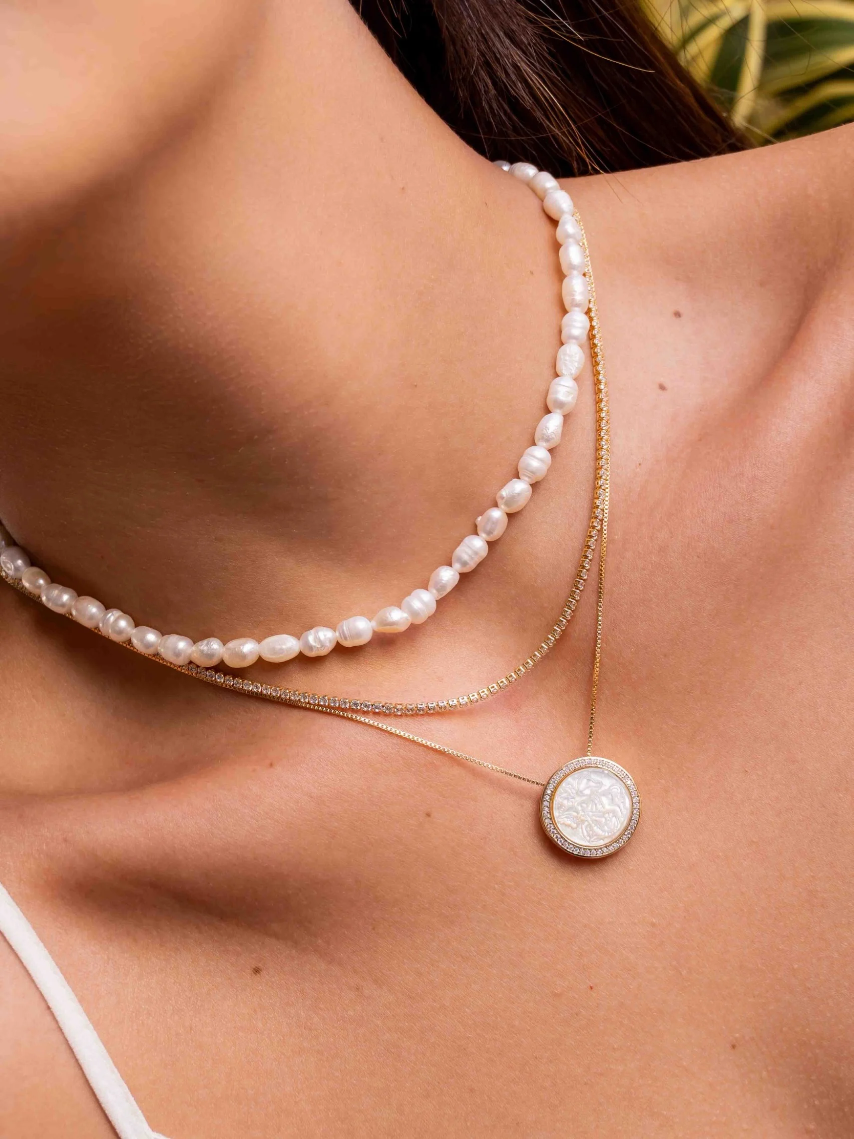 Collier ras-de-cou, perle d'eau douce ovale grande 4mm, porté en gros plan, autre vue