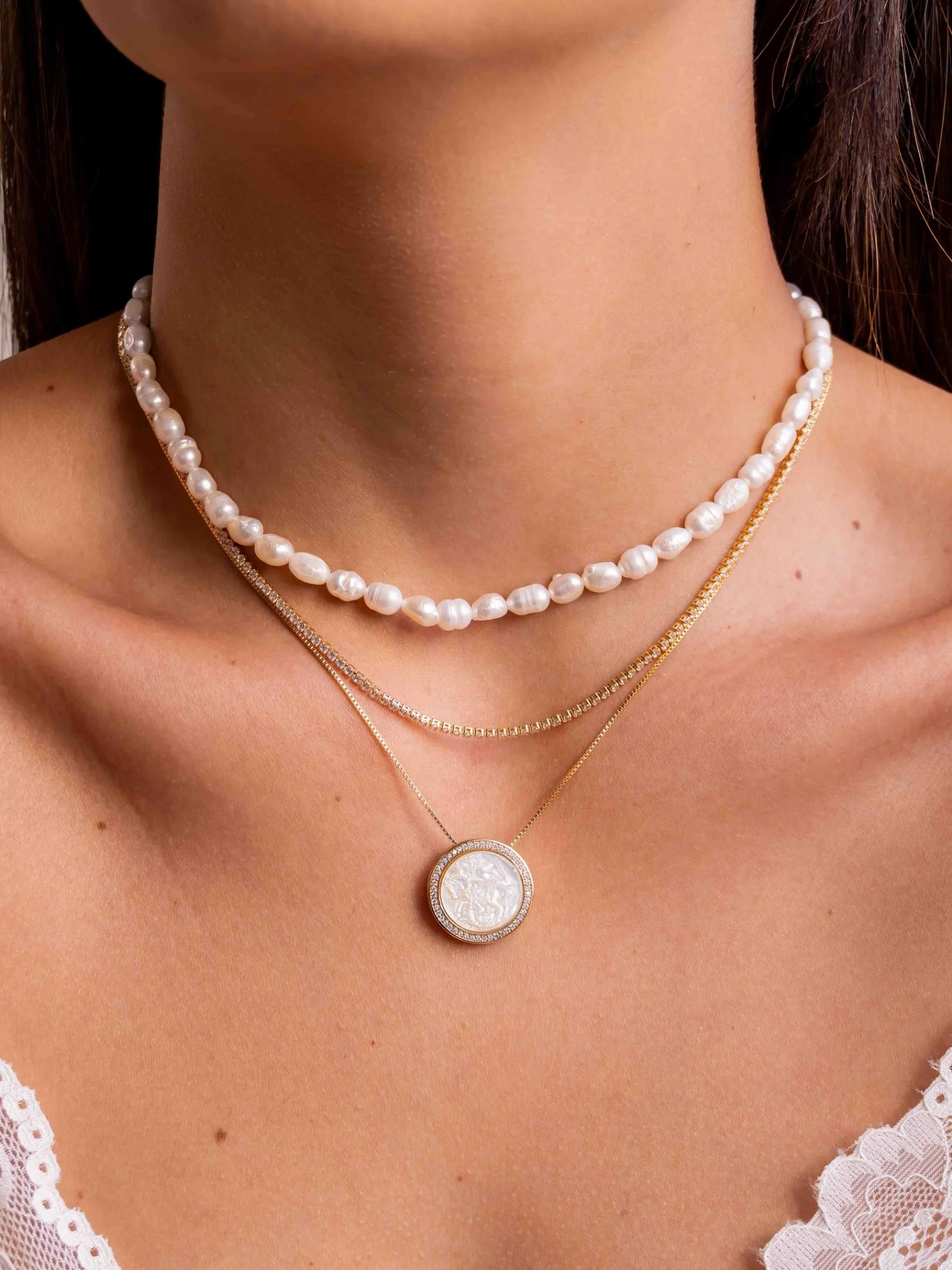 Collier ras-de-cou, perle d'eau douce ovale grande 4mm, porté en gros plan