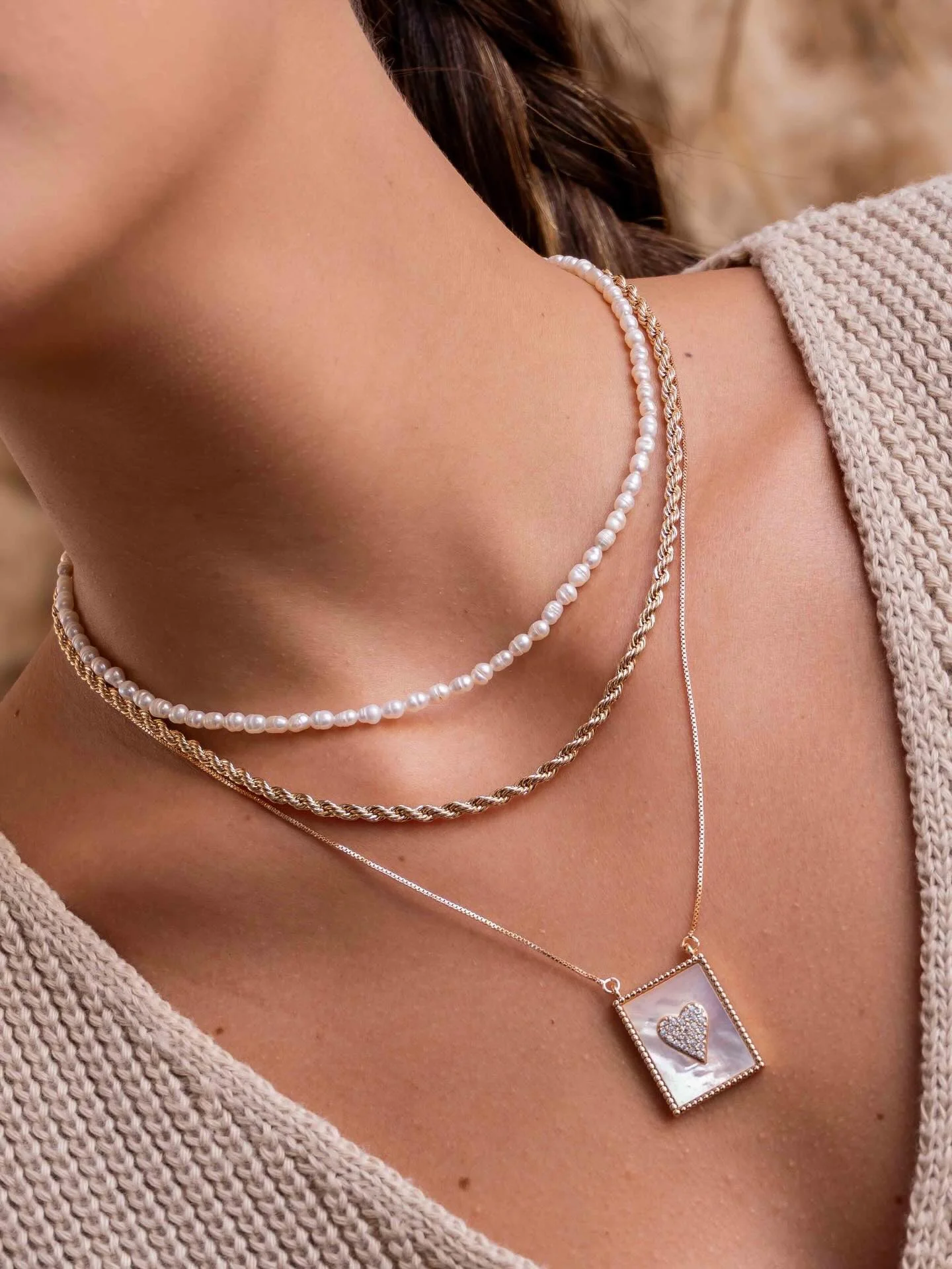 Collier ras-de-cou, perle d'eau douce ovale moyenne, porté en gros plan, autre vue
