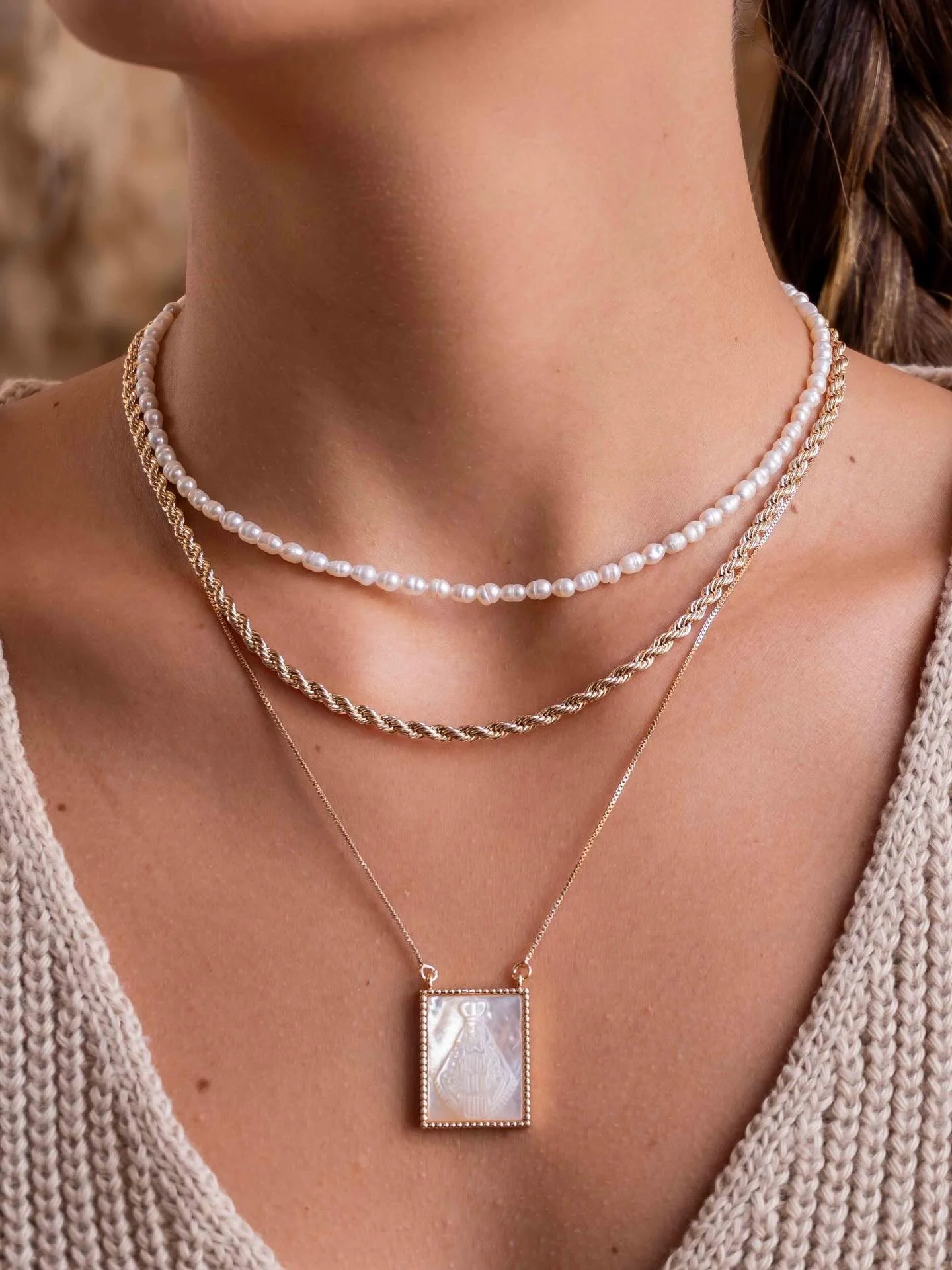 Collier ras-de-cou, perle d'eau douce ovale moyenne, porté en gros plan
