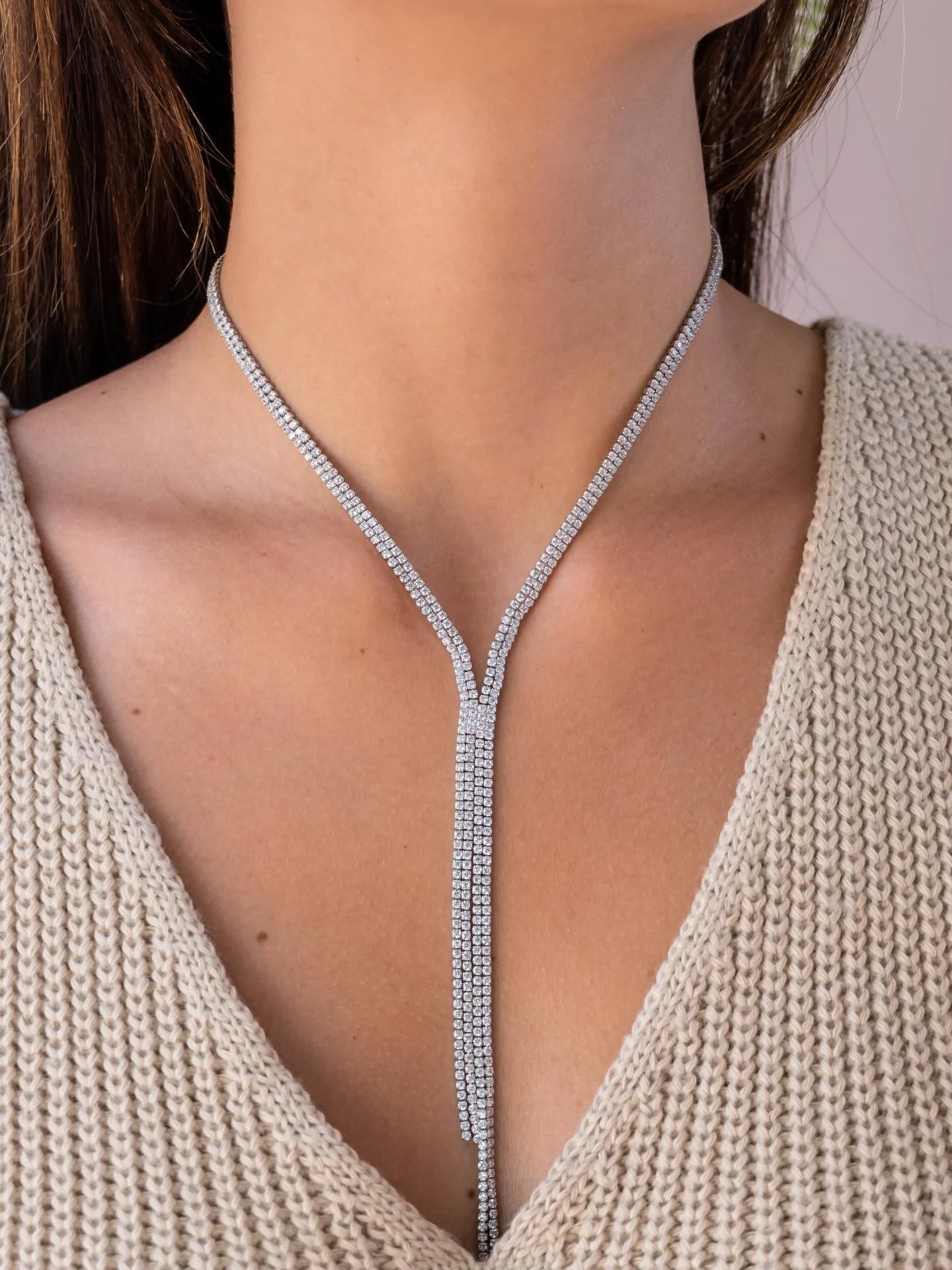 Collier rivière double, forme cravate, rhodium blanc, porté en gros plan
