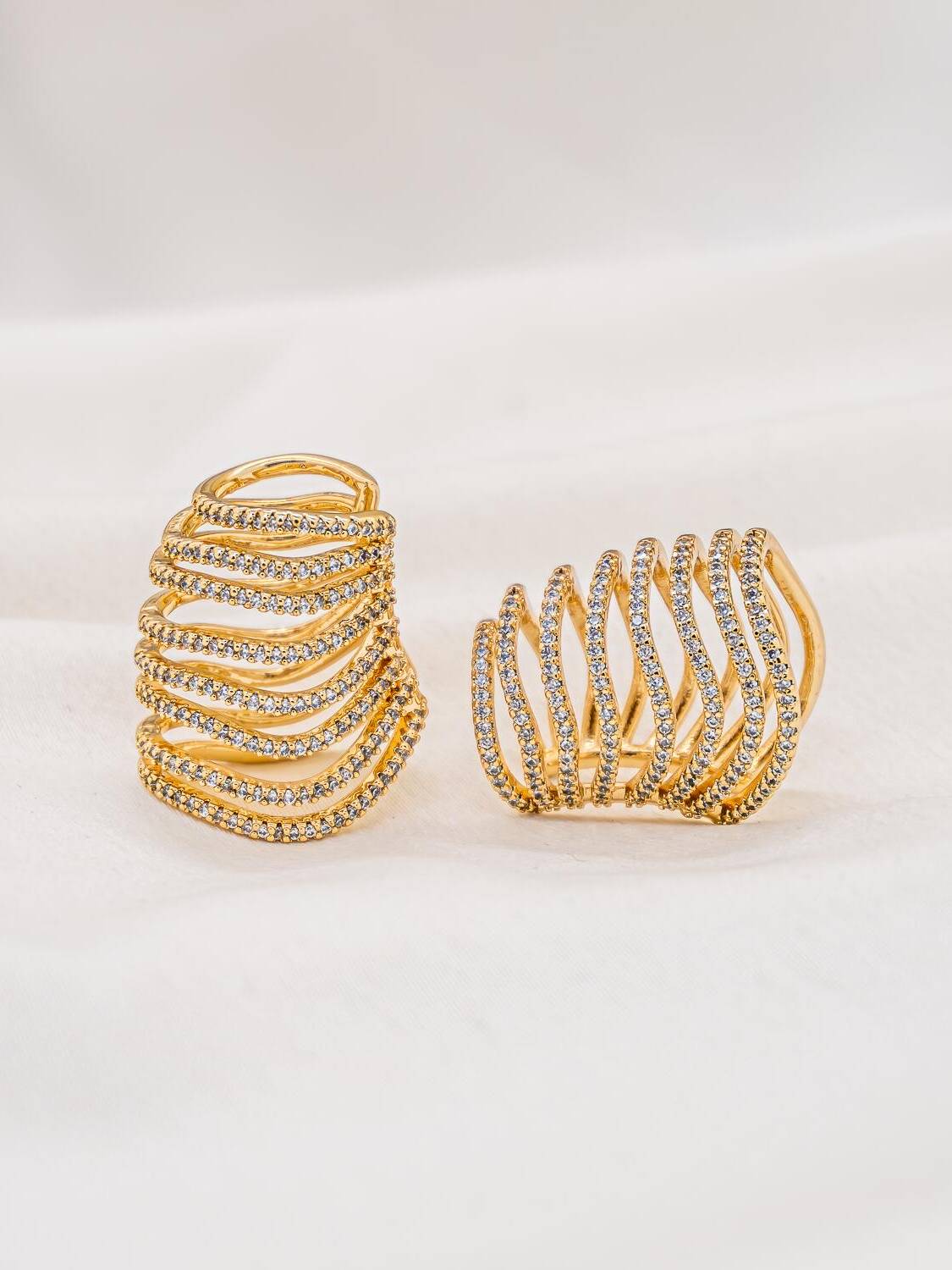 Paire de faux piercings dorés en rangées ondulées serties de pierres claires