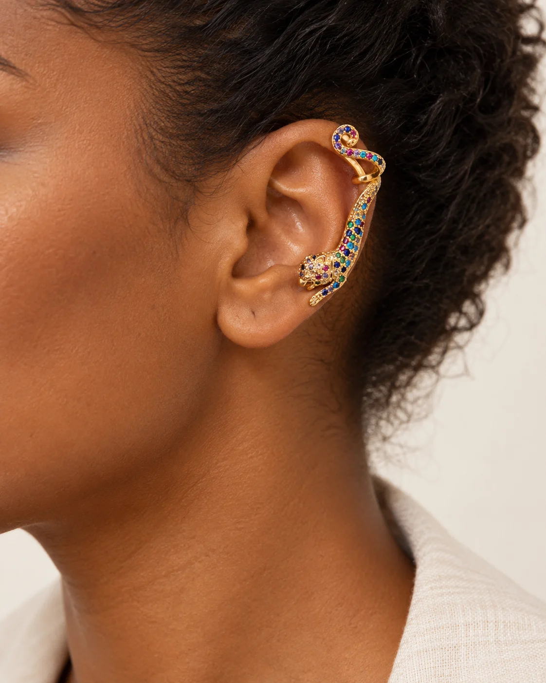 Faux piercing panthère sertie multicolore, paire, portées, vues de près