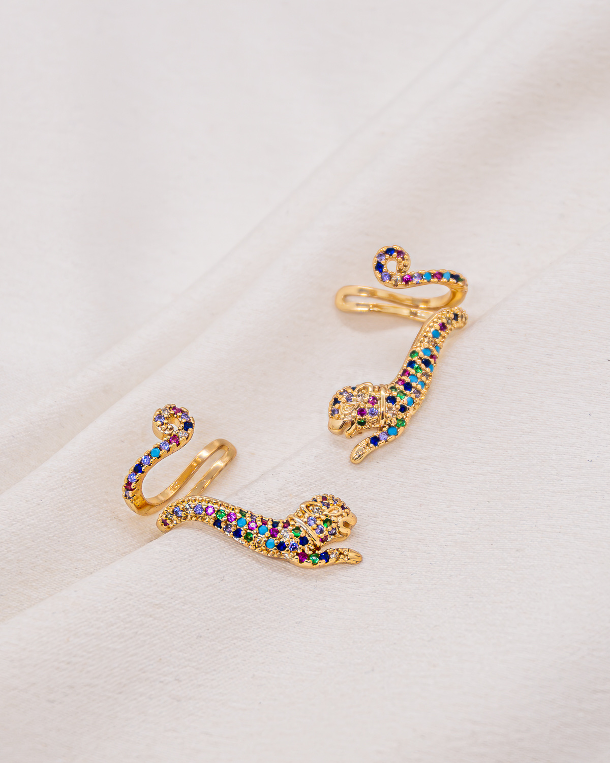 Paire de faux piercings panthère dorés sertis de zircons multicolores