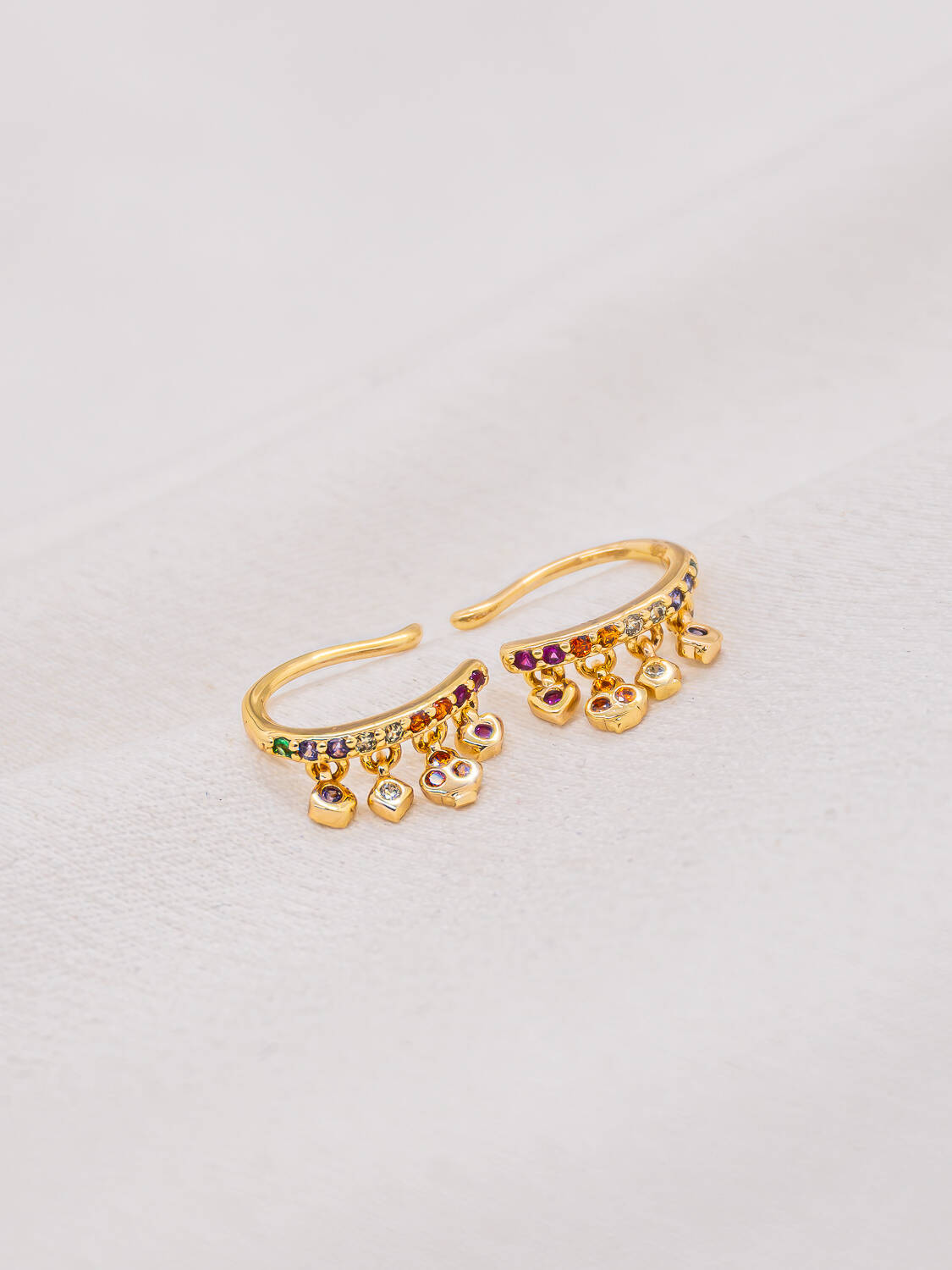 Paire de faux piercings dorés sertis de zircons multicolores à petites breloques