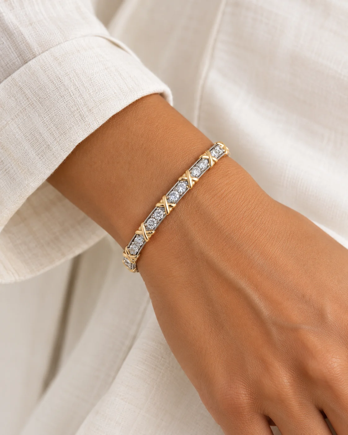 Jonc anneau serti rhodium blanc, croisillons X dorés, porté, vu de près