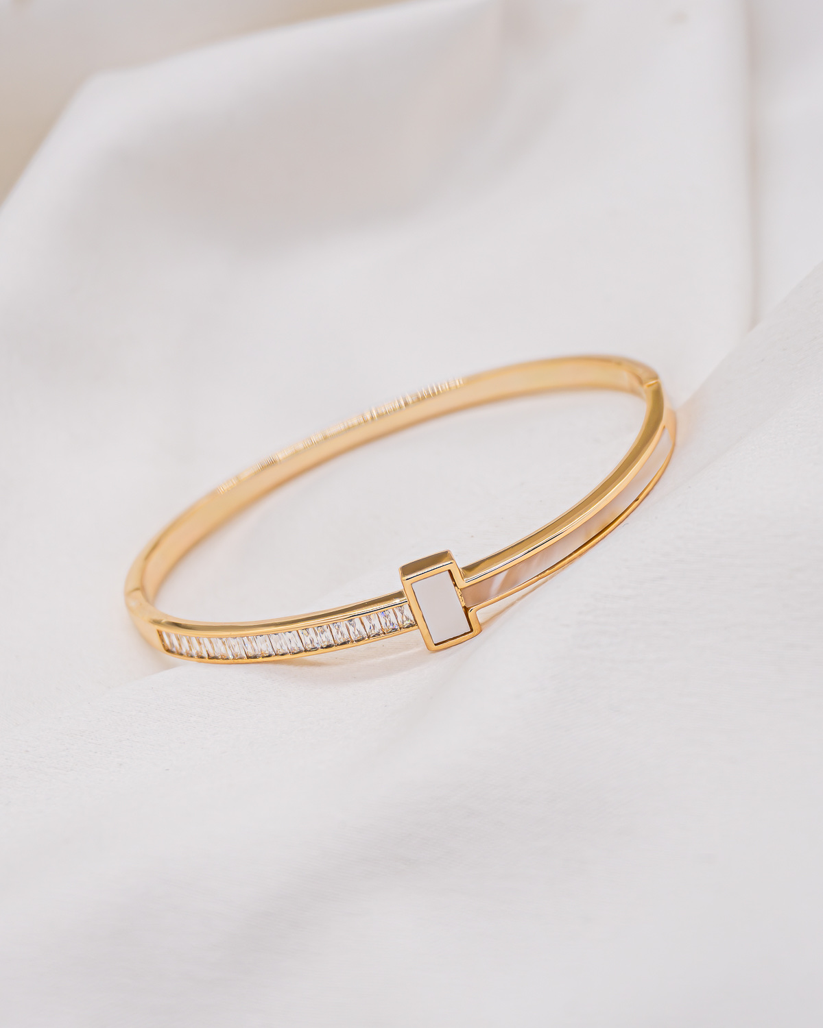Jonc doré avec rangée de zircons baguette et petit rectangle de nacre central