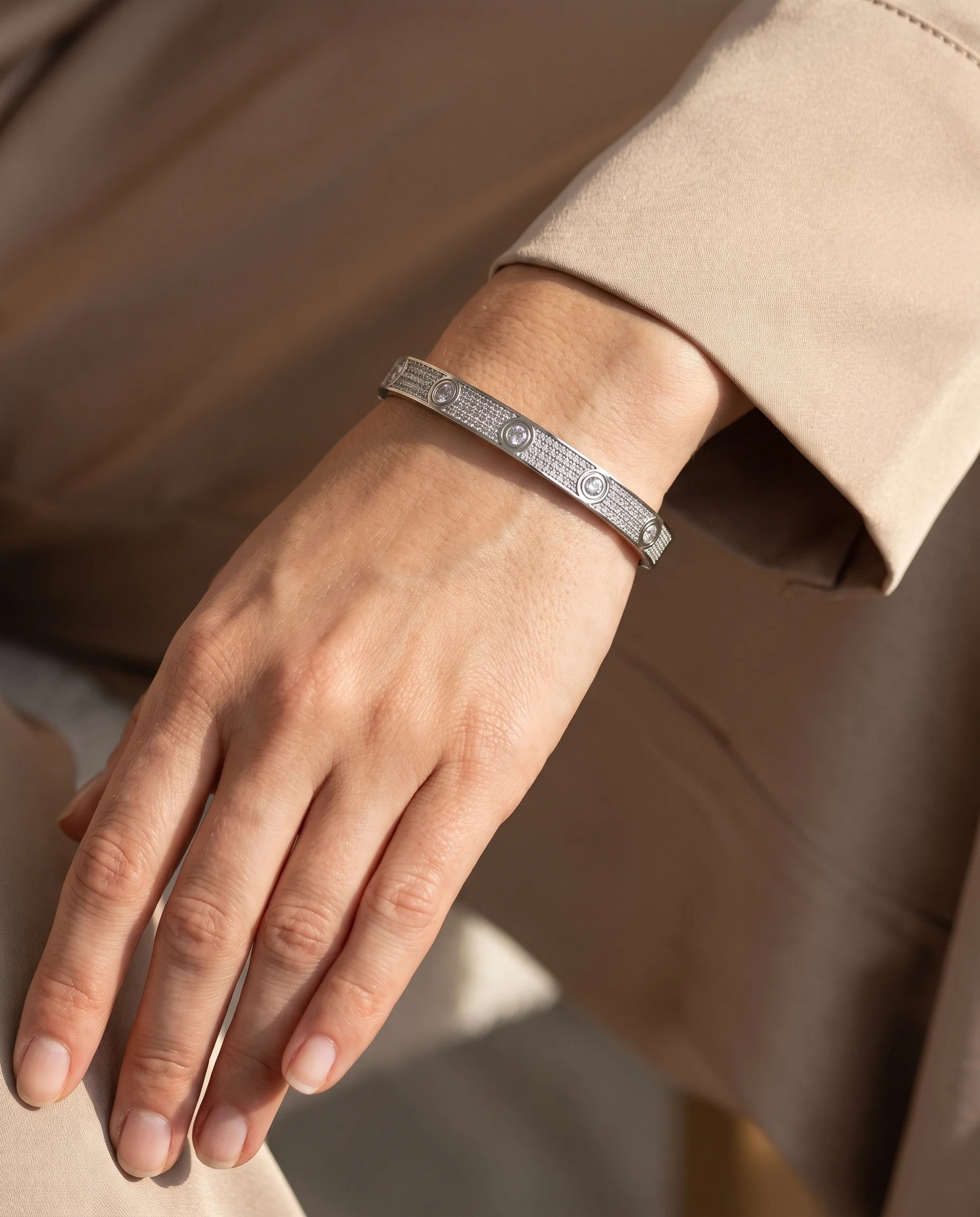 Jonc rhodium blanc micro-serti luxe cristal, porté au poignet, vu de près