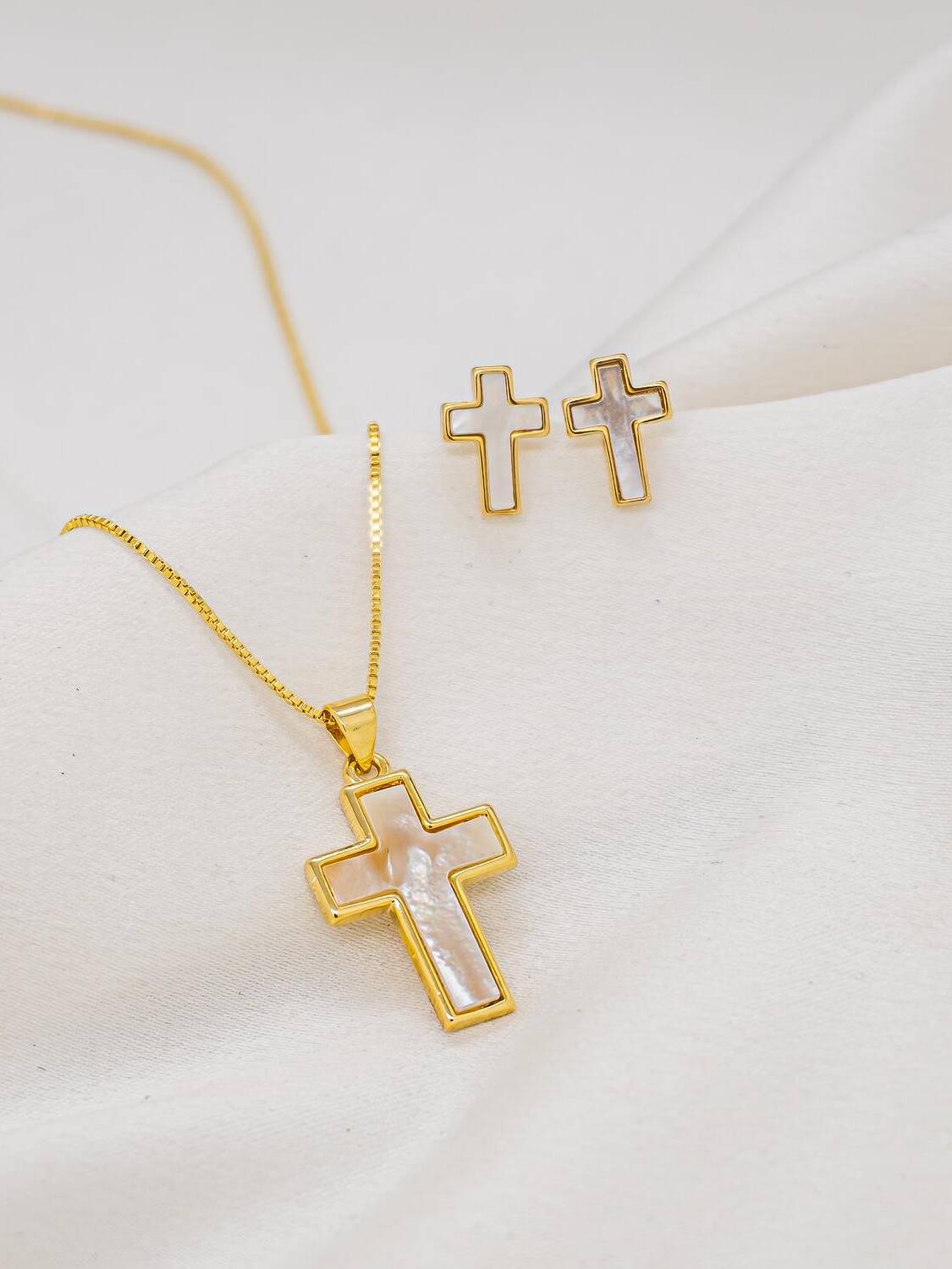 Parure dorée croix en nacre : pendentif sur chaîne fine et boucles d’oreilles à puce assorties