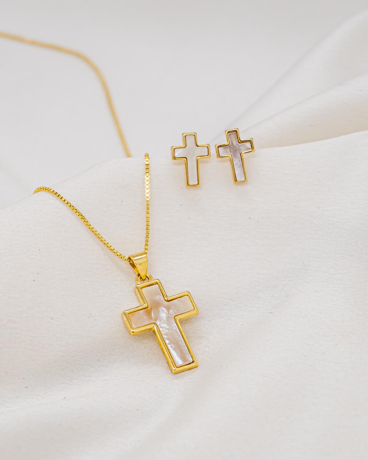 Parure dorée croix en nacre : pendentif sur chaîne fine et boucles d’oreilles à puce assorties