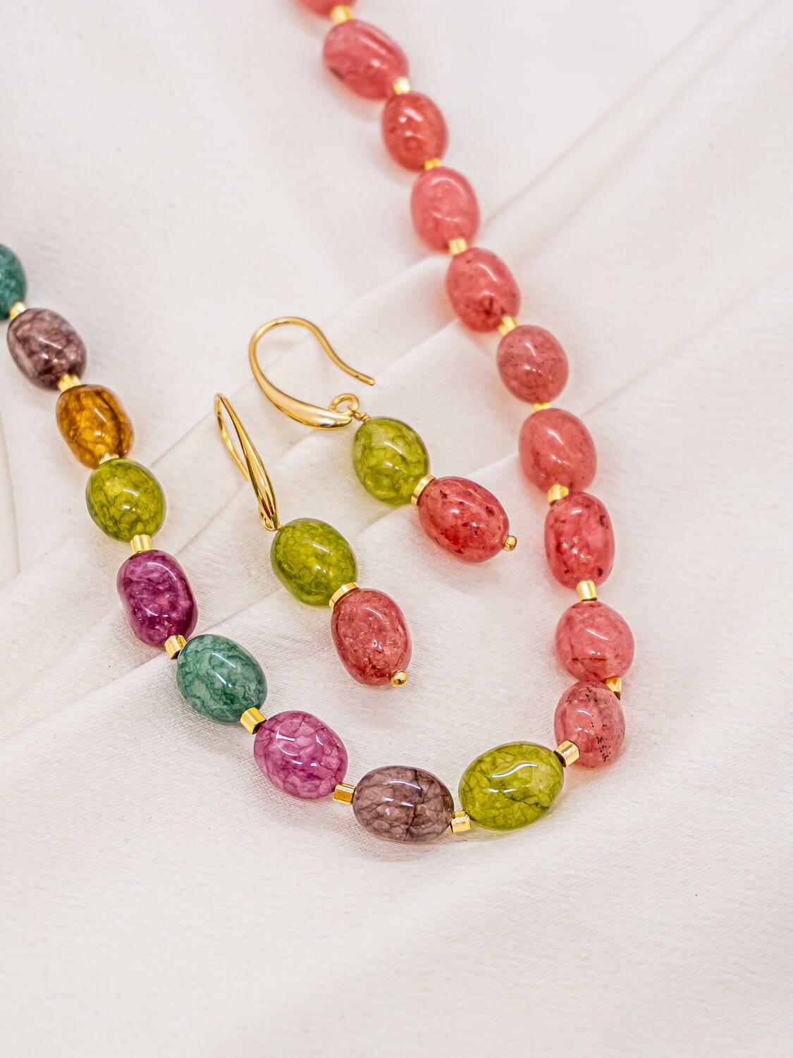 Parure collier de perles multicolores et boucles d'oreilles vertes et roses