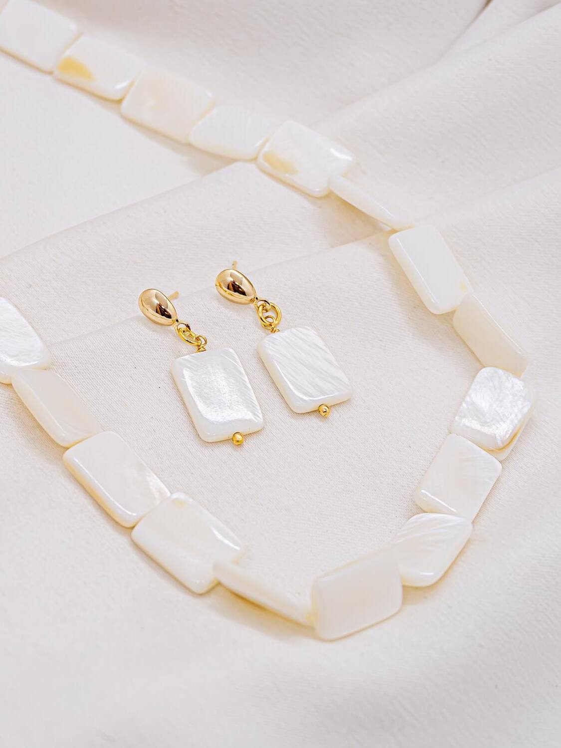 Parure collier de plaques de nacre rectangulaires et boucles d’oreilles pendantes assorties à attache dorée