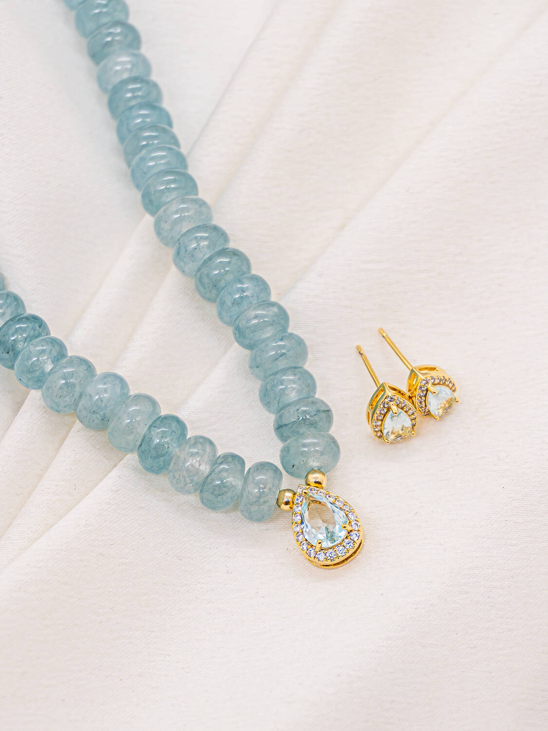 Parure collier de jade bleu clair, pendentif et puces goutte en zircon serti