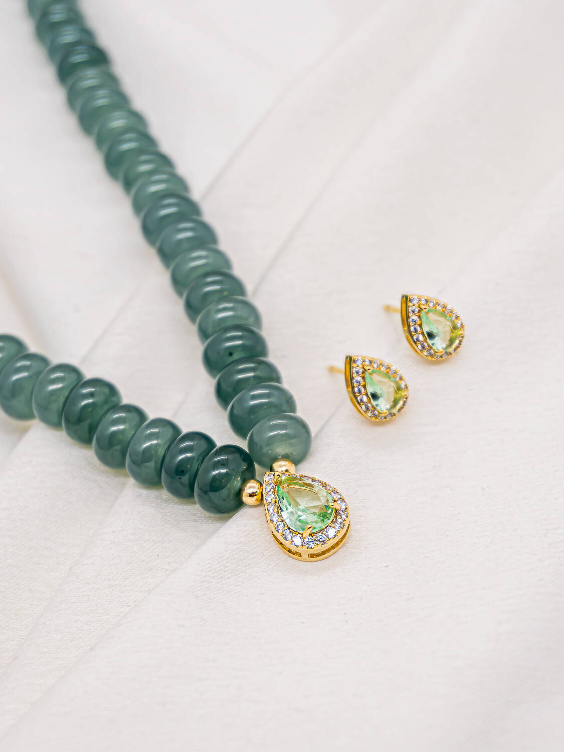 Parure collier de jade bleu-vert foncé, pendentif et puces goutte en zircon vert d'eau
