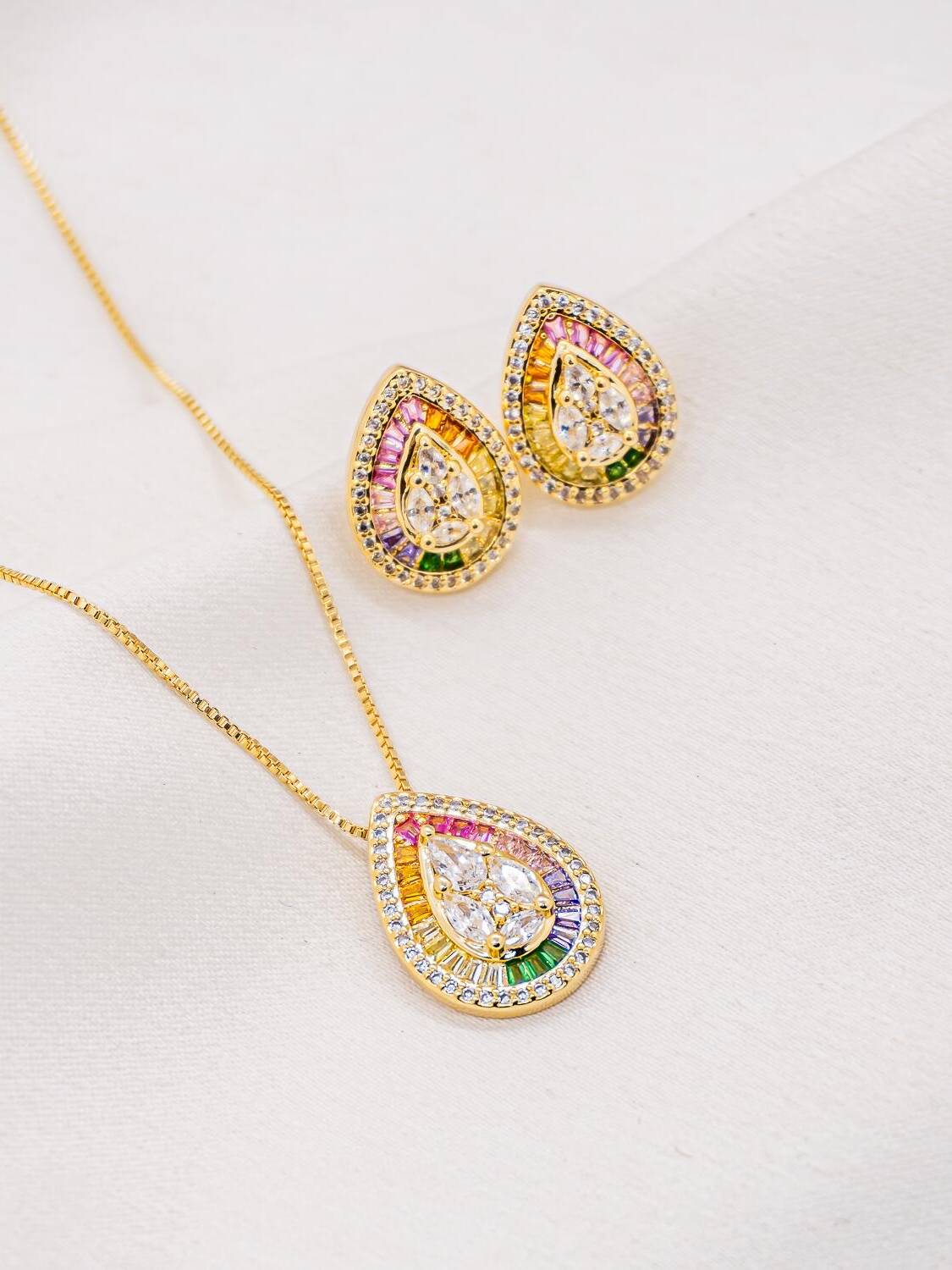 Parure dorée : pendentif goutte et boucles d’oreilles à baguettes multicolores, sur chaîne