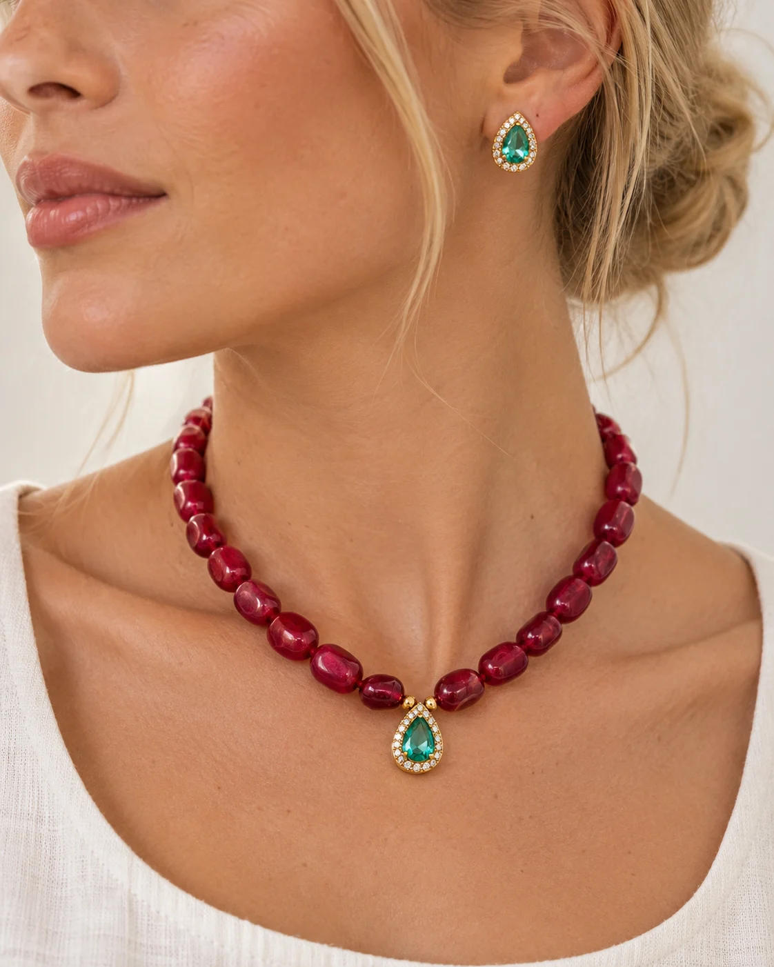 Parure collier pierre naturelle jade cerise et boucles d'oreilles zircon goutte, bordure sertie, portée, vue de près
