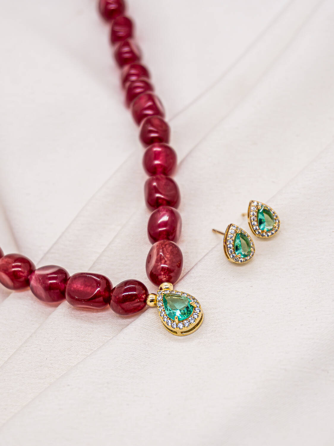 Parure collier de jade rouge cerise, pendentif et puces goutte en zircon vert
