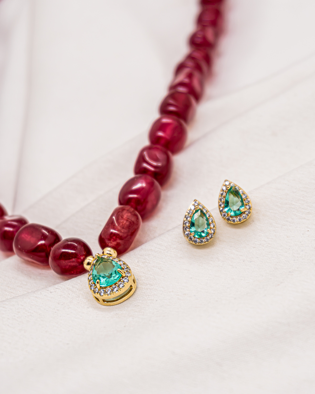 Pendentif et puces goutte en zircon vert bordés de zircons