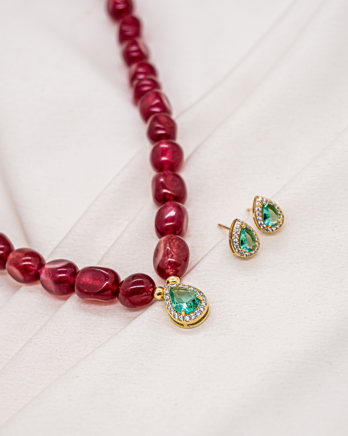 Parure collier de jade rouge cerise, pendentif et puces goutte en zircon vert