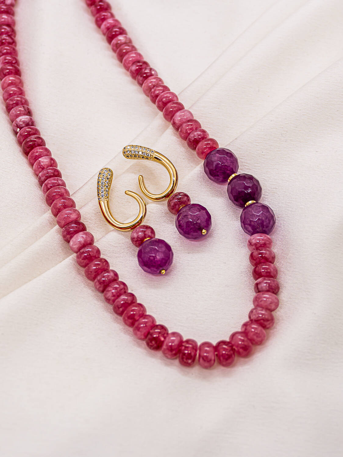 Parure collier de perles roses et violettes et boucles d'oreilles crochet doré